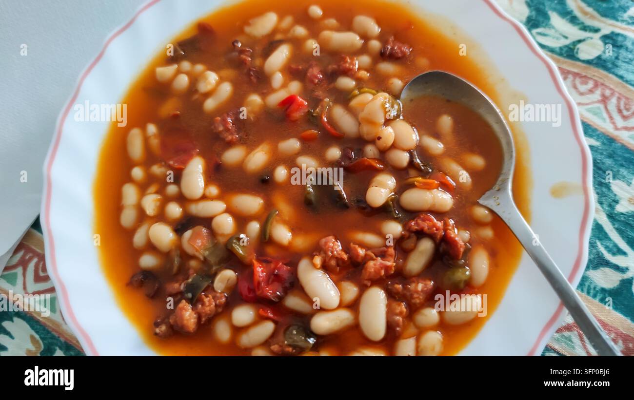 Herzhafter Teller hausgemachtem Weißbohnen-Eintopf mit Chorizo, Paprika und Tomatensauce Stockfoto