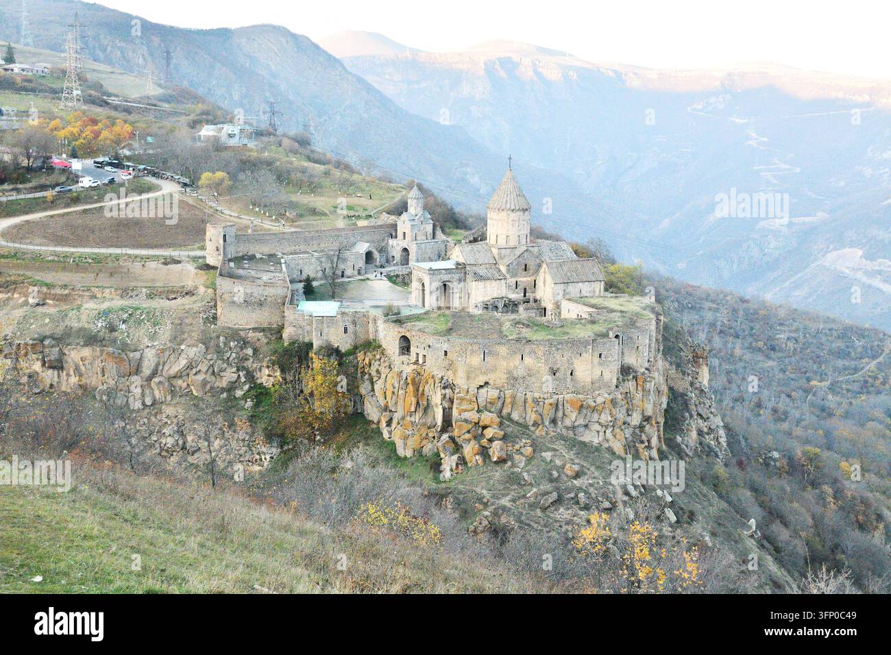 Das Tatev-Kloster, ein armenisch-apostolisches Kloster aus dem 9. Jahrhundert, steht auf einer Klippe mit Blick auf die Vorotang Schlucht in der Provinz Syunik, Armenien. Stockfoto