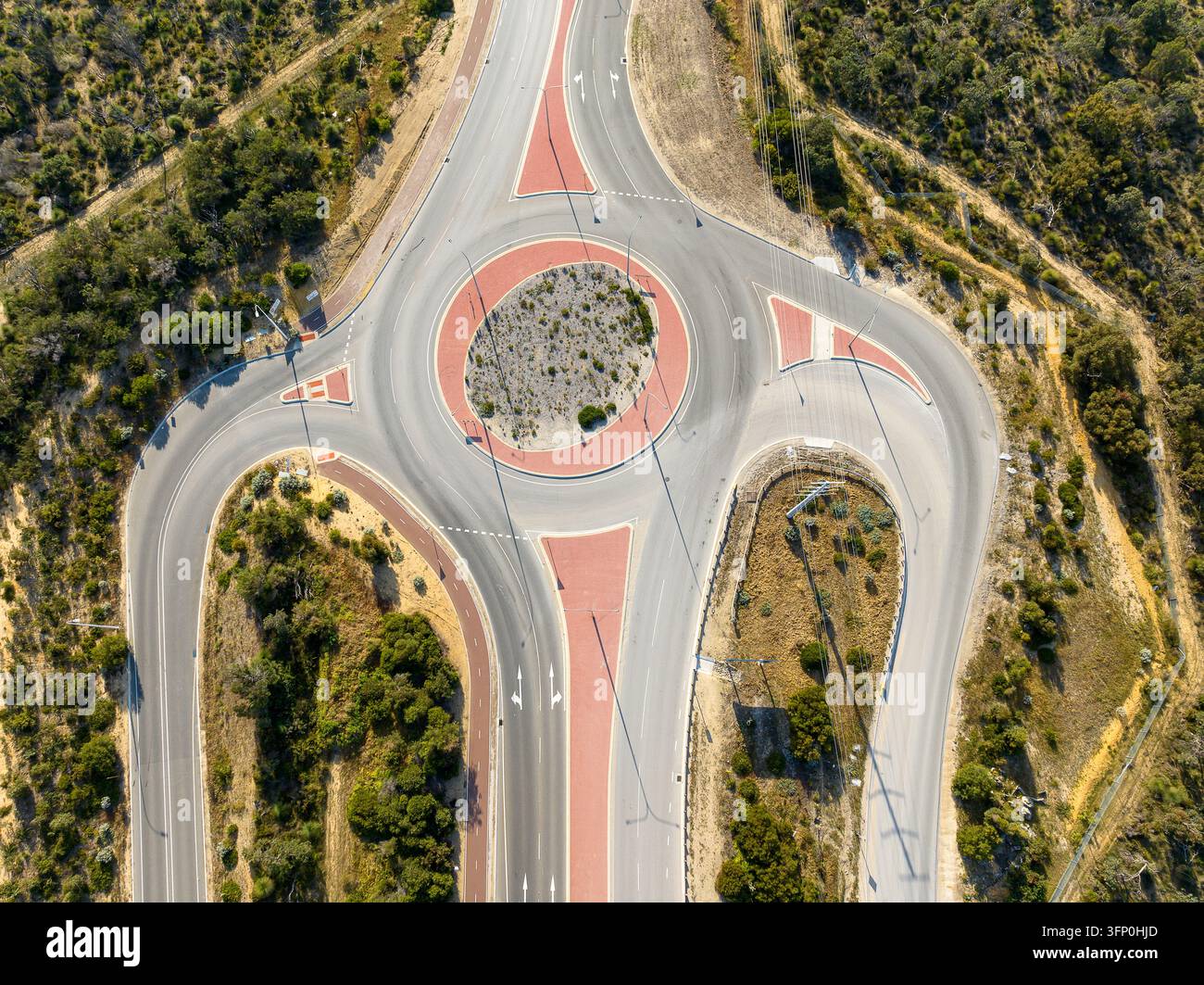 Luftaufnahme der Hester Avenue-Rundverkehrskreuzung, umgeben von einheimischer Vegetation und trockenem Buschland in Merriwa, Westaustralien, Australien. Stockfoto