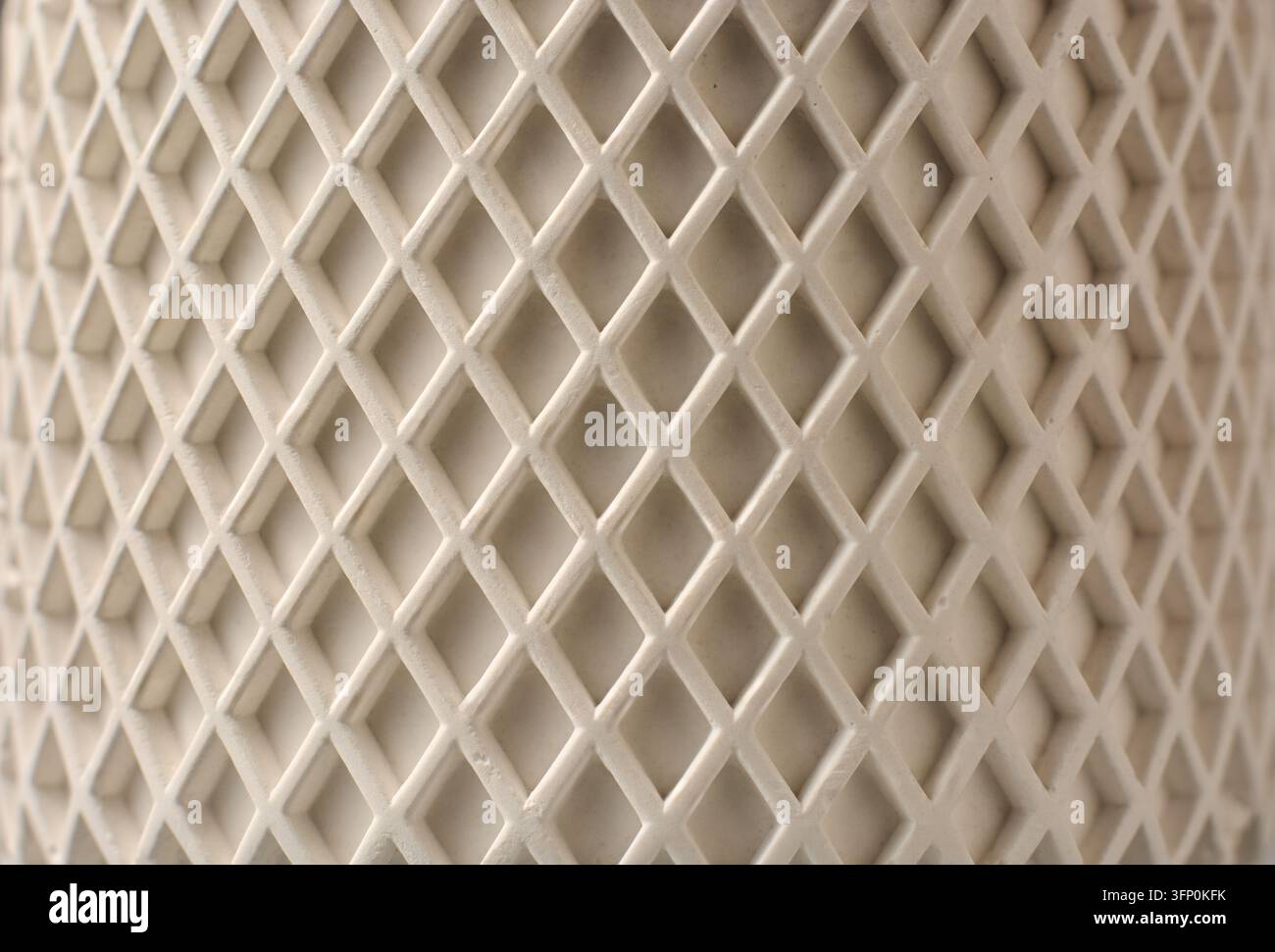 weiße Keramiktopf-Oberflächenhintergrund, geometrische Diamantgittertextur und sich wiederholende Rhombusformen in Makro-Nahaufnahme, abstraktes Designkonzept Stockfoto