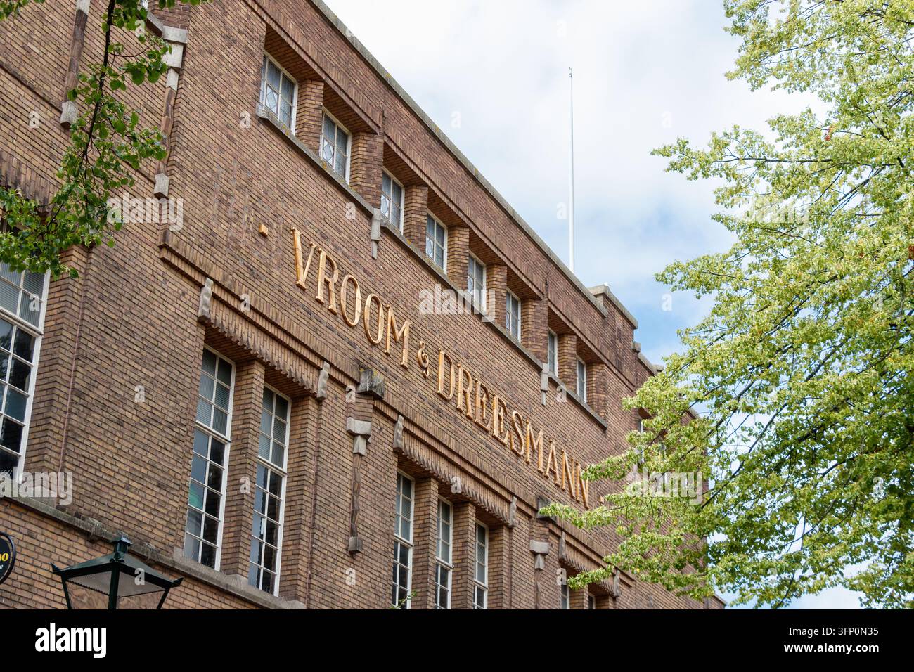 Braune Fassade des Vroom & Dreesmann-Gebäudes in Alkmaar, den Niederlanden Stockfoto