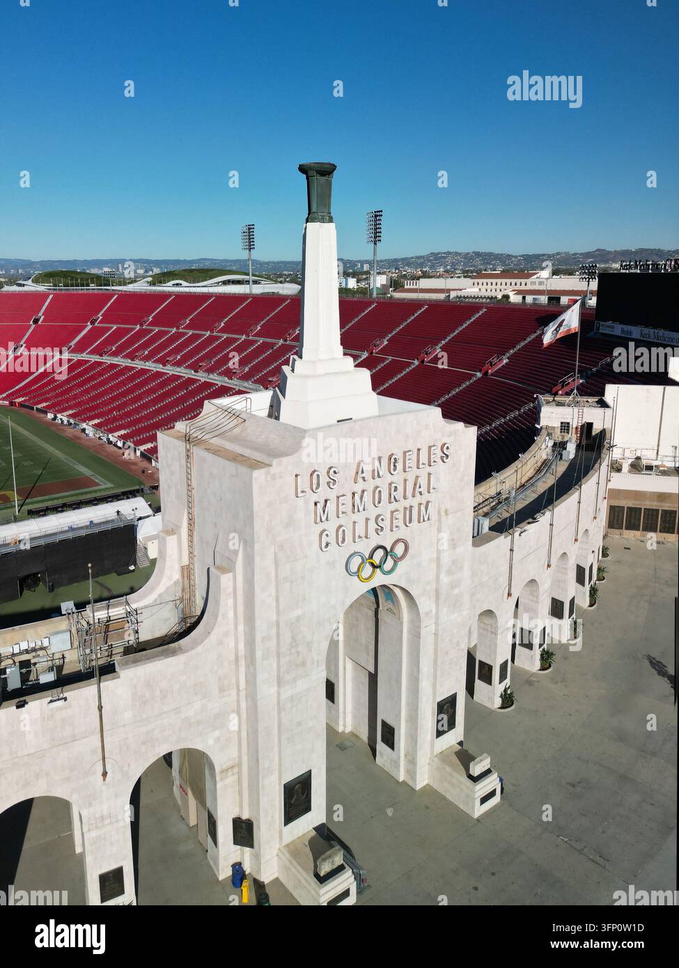 Luftbild des Art-Déco-Eingangs des Los Angeles Memorial Coliseum, Heimstatt der Olympischen Spiele Stockfoto