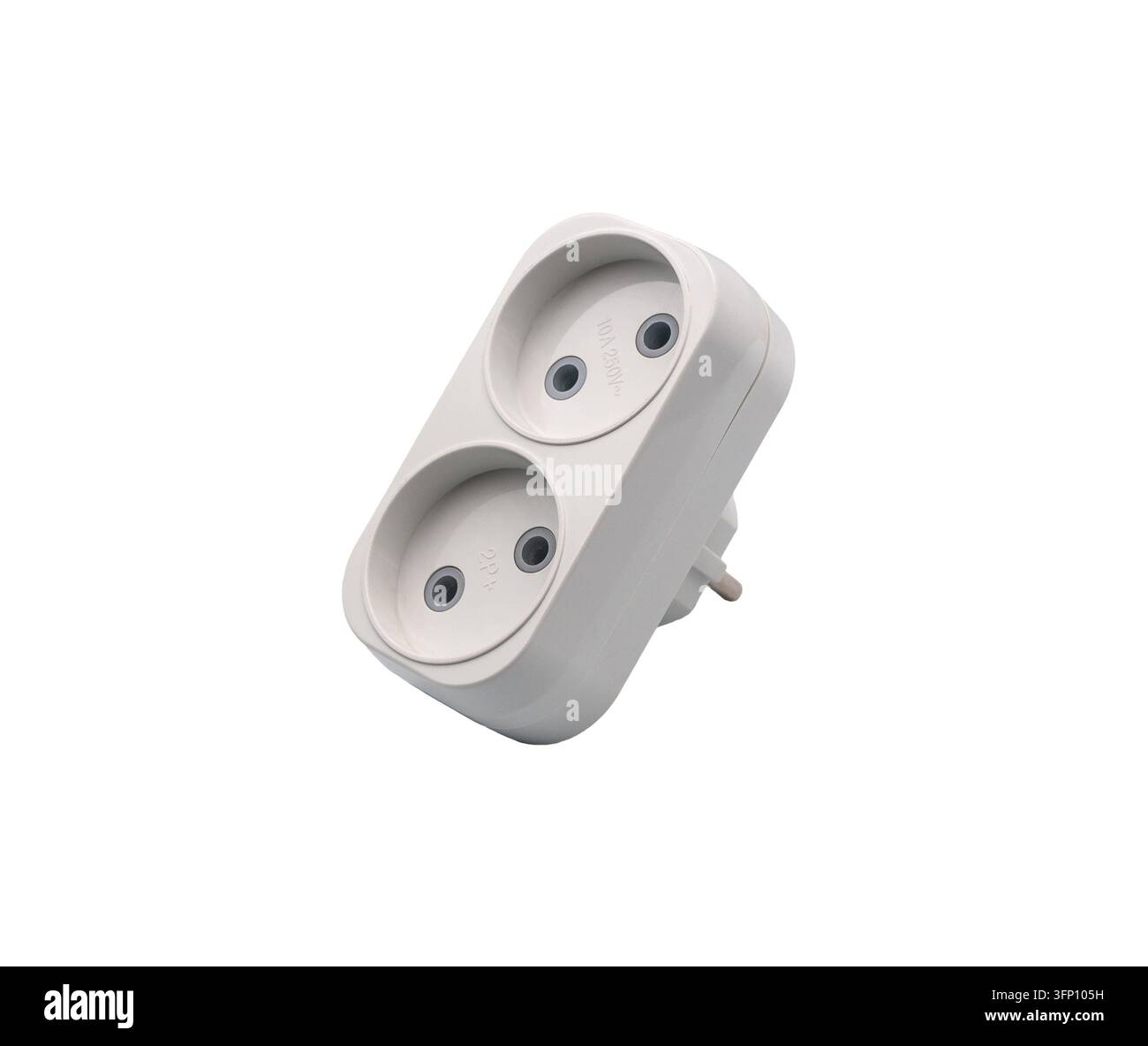 Ein weißer elektrischer Steckdosenverteiler aus Kunststoff mit zwei Steckdosen und einem europäischen Stecker, gezeigt vor weißem Hintergrund. Stockfoto