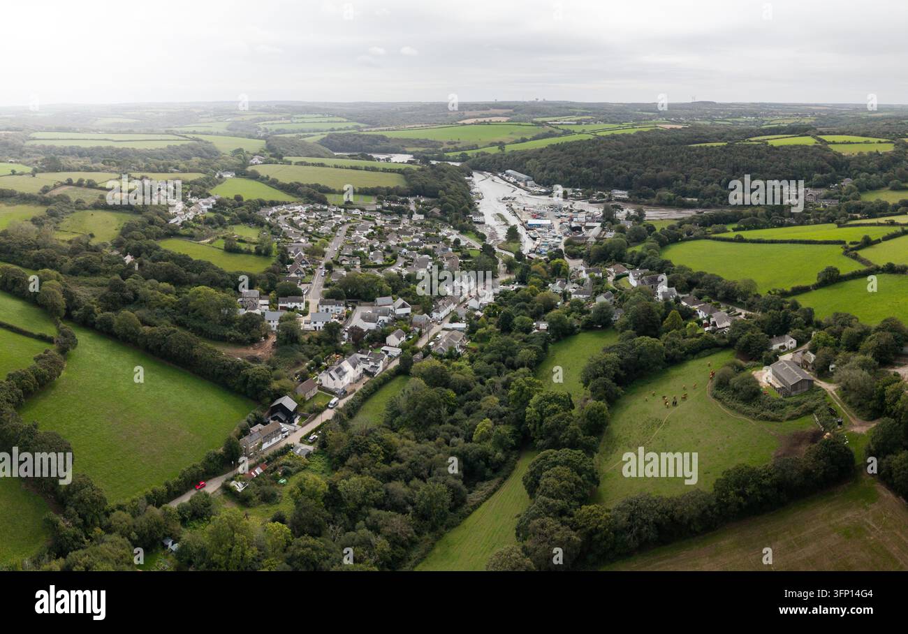 Luftpanoramablick auf das hübsche kornische Dorf Gweek, das sich am Kopf des Helford River befindet und Heimat der kornischen Robbe ist Stockfoto