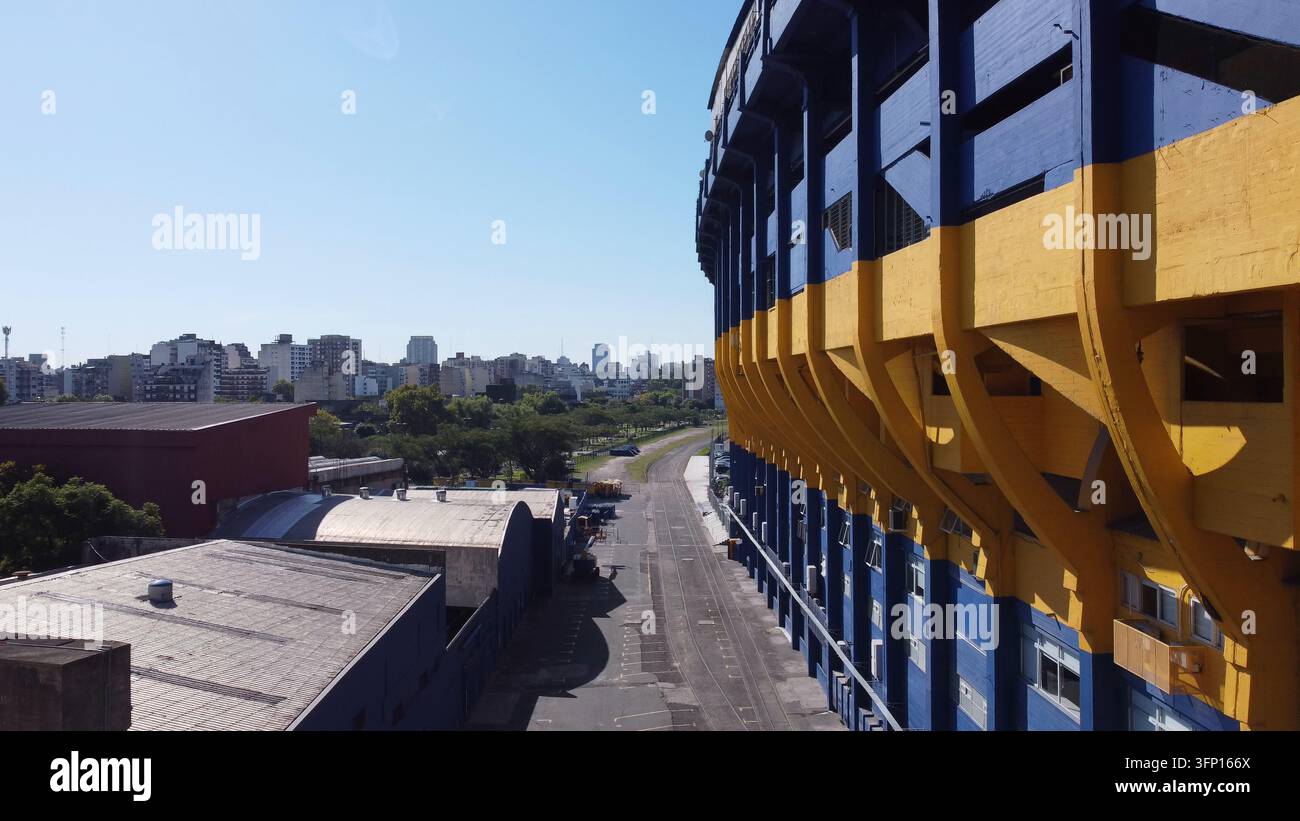 Luftbild des ikonischen Stadions La Bombonera mit seiner unverwechselbaren blau-gelben Fassade, das die urbane Landschaft von Buenos Aires überblickt, Buenos Ai Stockfoto