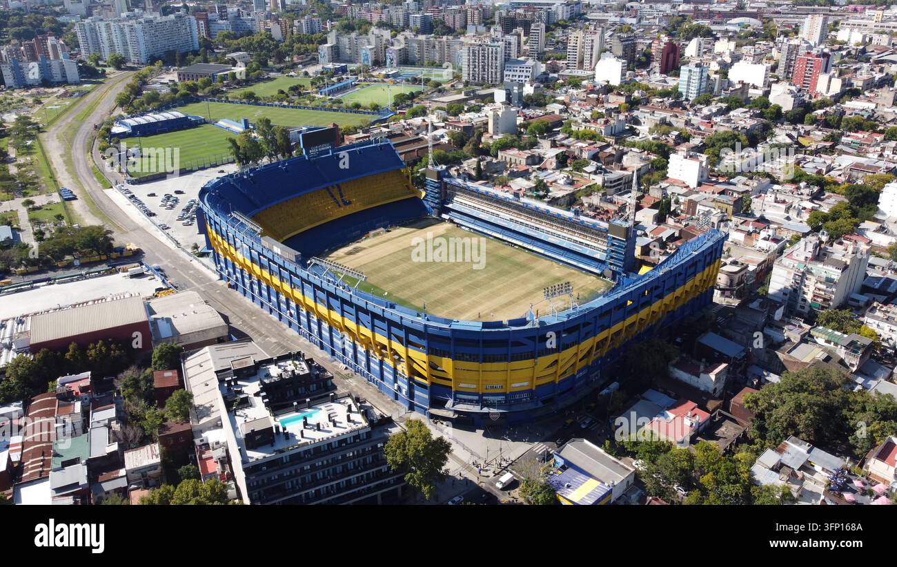 Luftbild des Stadions La Bombonera mit seiner ikonischen blau-gelben Architektur, umgeben von der dichten städtischen Landschaft von Buenos Aires, Buenos Stockfoto