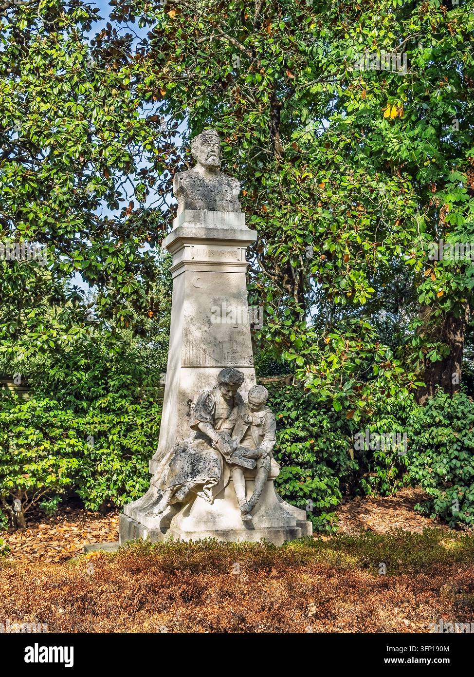 Nantes, Frankreich, Europa - 8. August 2026: Garten, Jardin des Plantes. Statue von Jules Verne, geschaffen von Jean Mazuet. Seine Büste auf einem Sockel und, am Stockfoto