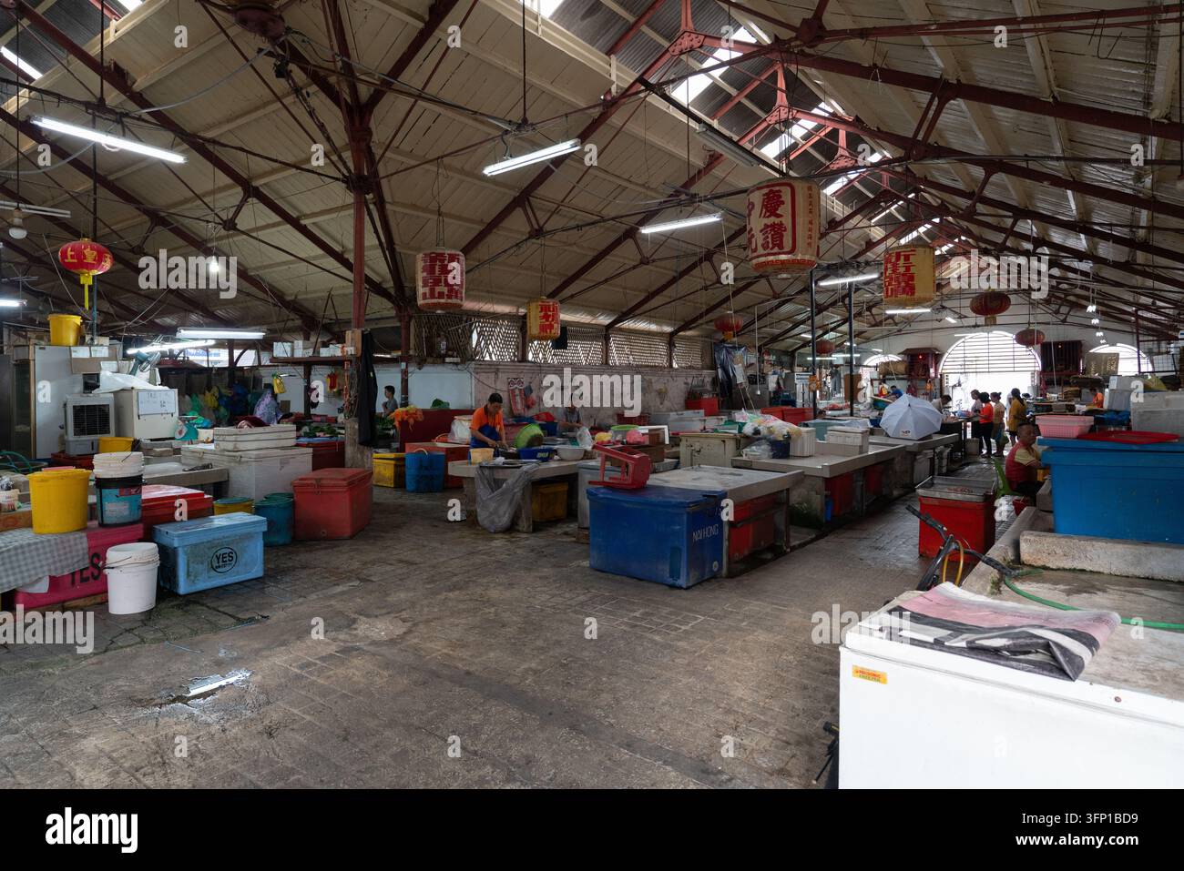 Die Vintage-Interieurarchitektur und die Morgenverkaufstände im historischen viktorianischen Campbell Street Wet Market in George Town, Malaysia Stockfoto