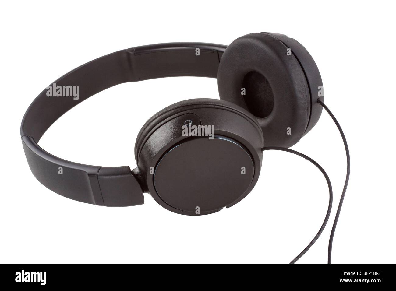 Schwarze Over-Ear-Kopfhörer isoliert auf einem sauberen weißen Hintergrund, geeignet für Musik, Audio, Hören, Unterhaltung, Technologie, Kommunikation und per Stockfoto