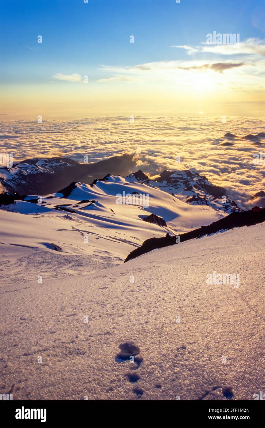 Blick auf den Sonnenaufgang von hoch oben auf den Schultern des Mount Rainer im Bundesstaat Washington. USA. Stockfoto
