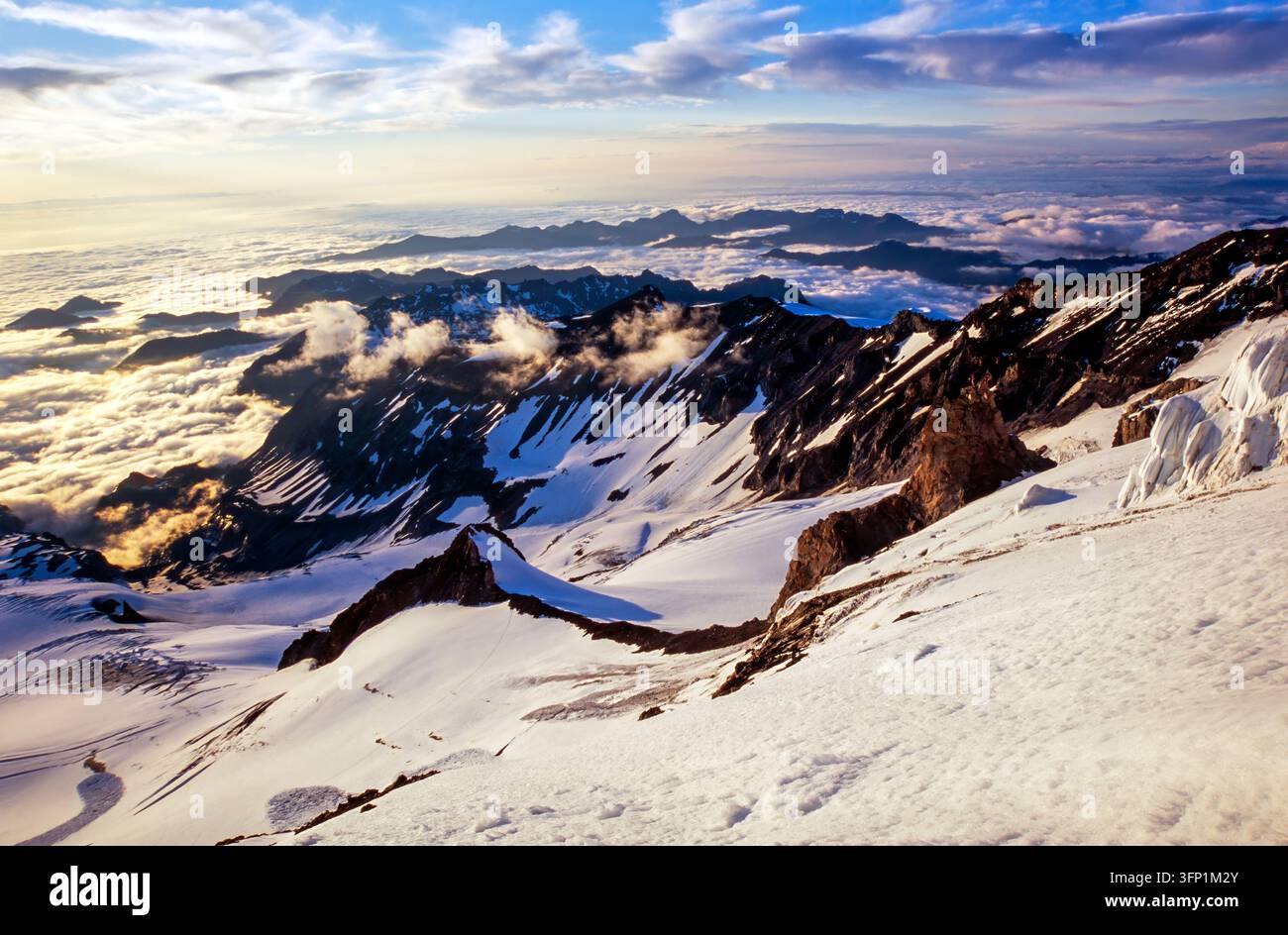 Blick auf den Sonnenaufgang von hoch oben auf den Schultern des Mount Rainer im Bundesstaat Washington. USA. Stockfoto