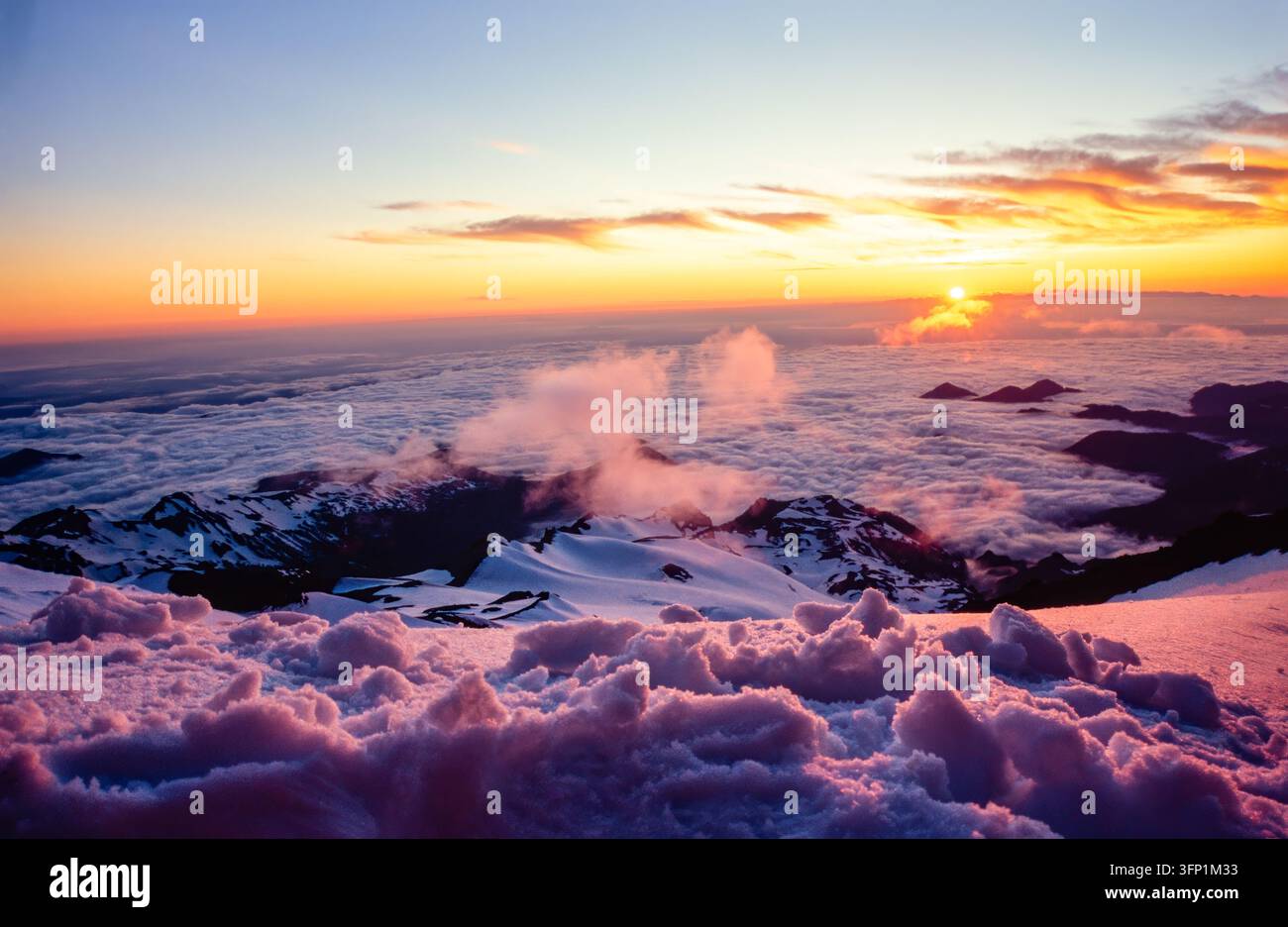 Beobachtung des Sonnenaufgangs von hoch oben auf den Schultern des Mount Rainer im Bundesstaat Washington. USA. Stockfoto