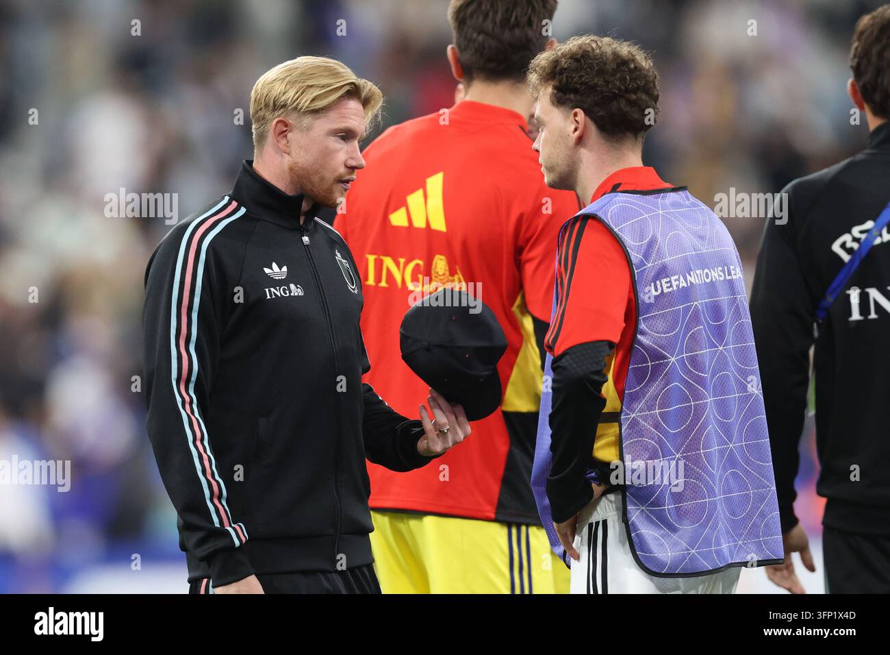 Saint Denis, Frankreich. 05. Oktober 2026. Belgiens Kevin De Bruyne und Belgiens Maxim De Cuyper wirken niedergeschlagen nach einem Fußballspiel zwischen Frankreich und der belgischen Nationalmannschaft Red Devils am Montag, dem 5. Oktober 2026 in Saint-Denis, Frankreich, dem vierten (von 6) Spiel der UEFA-Nations-League-Gruppensphase. BELGA FOTO BRUNO FAHY Credit: Belga News Agency/Alamy Live News Stockfoto