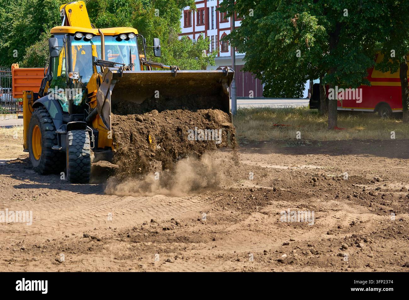 Arbeit.Baggerlöffel, der den Boden aufnimmt, Erde bei der Straßenreparatur Stockfoto