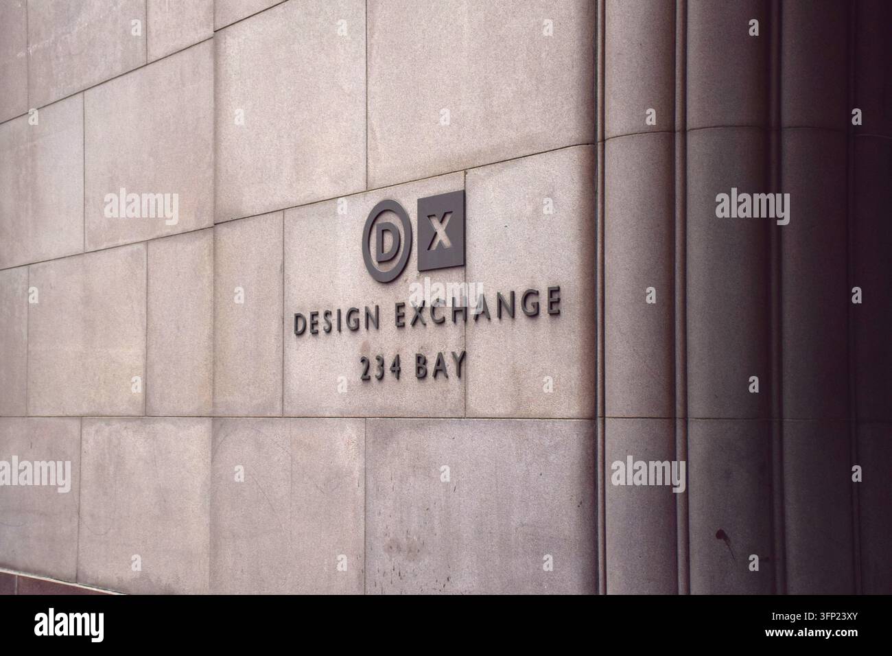 Toronto, Ontario, Kanada – 30. September 2026: Nahaufnahme des Design Exchange DX-Korporationslogos und der 234 Bay-Adresse, die an einem modernen Steingebäude angebracht ist Stockfoto