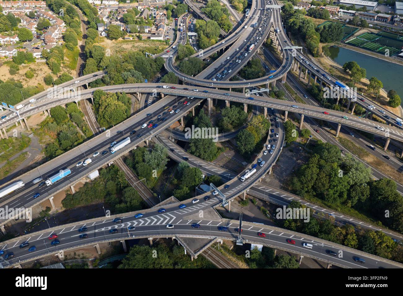 Dichter Verkehr fließt über die mehrstufige Gravelly-Hill-Kreuzung in Birmingham während des Tages. Stockfoto