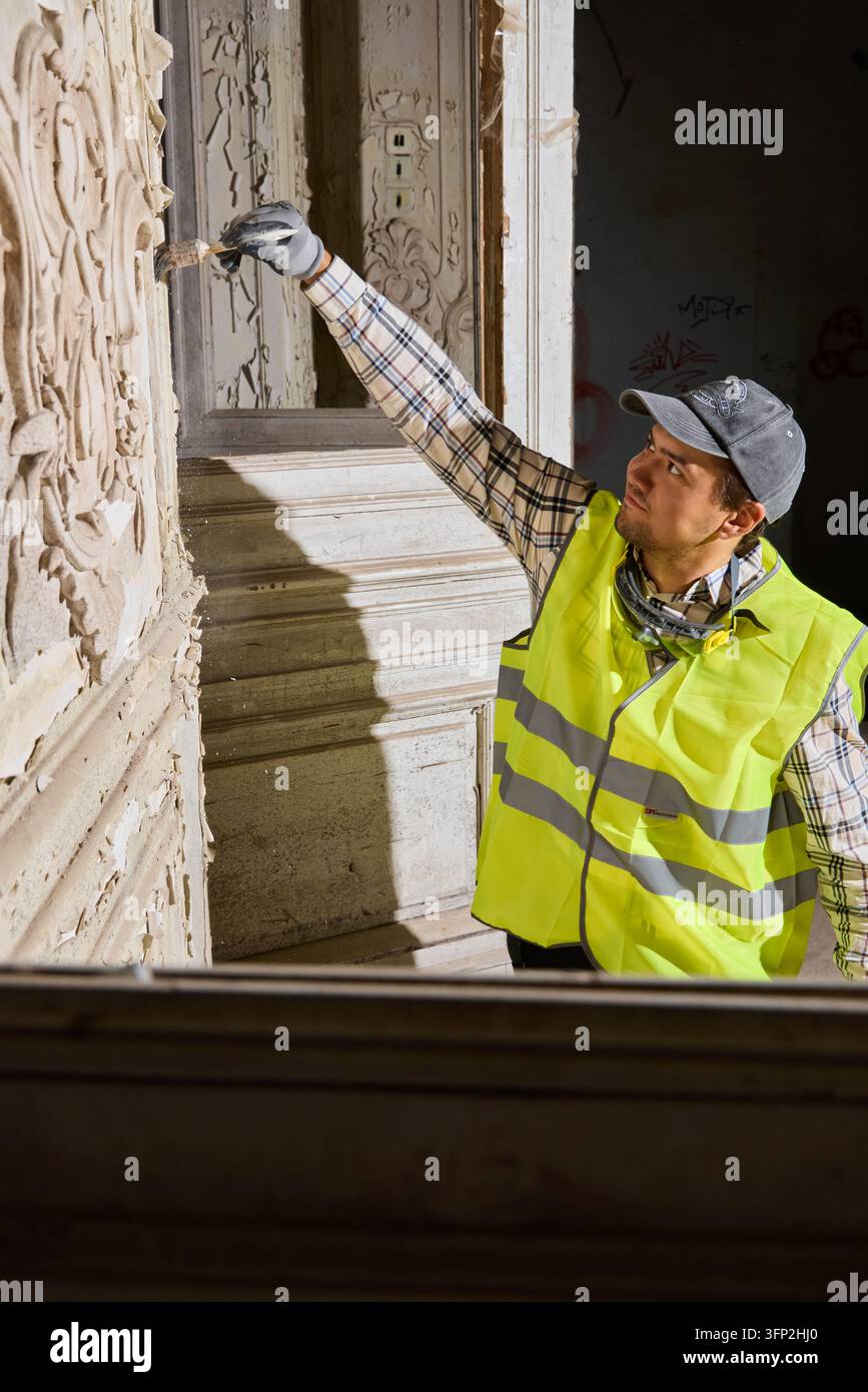 Vermesser erfasst Bilder von Wandfehlern für die Restaurierungsplanung Stockfoto
