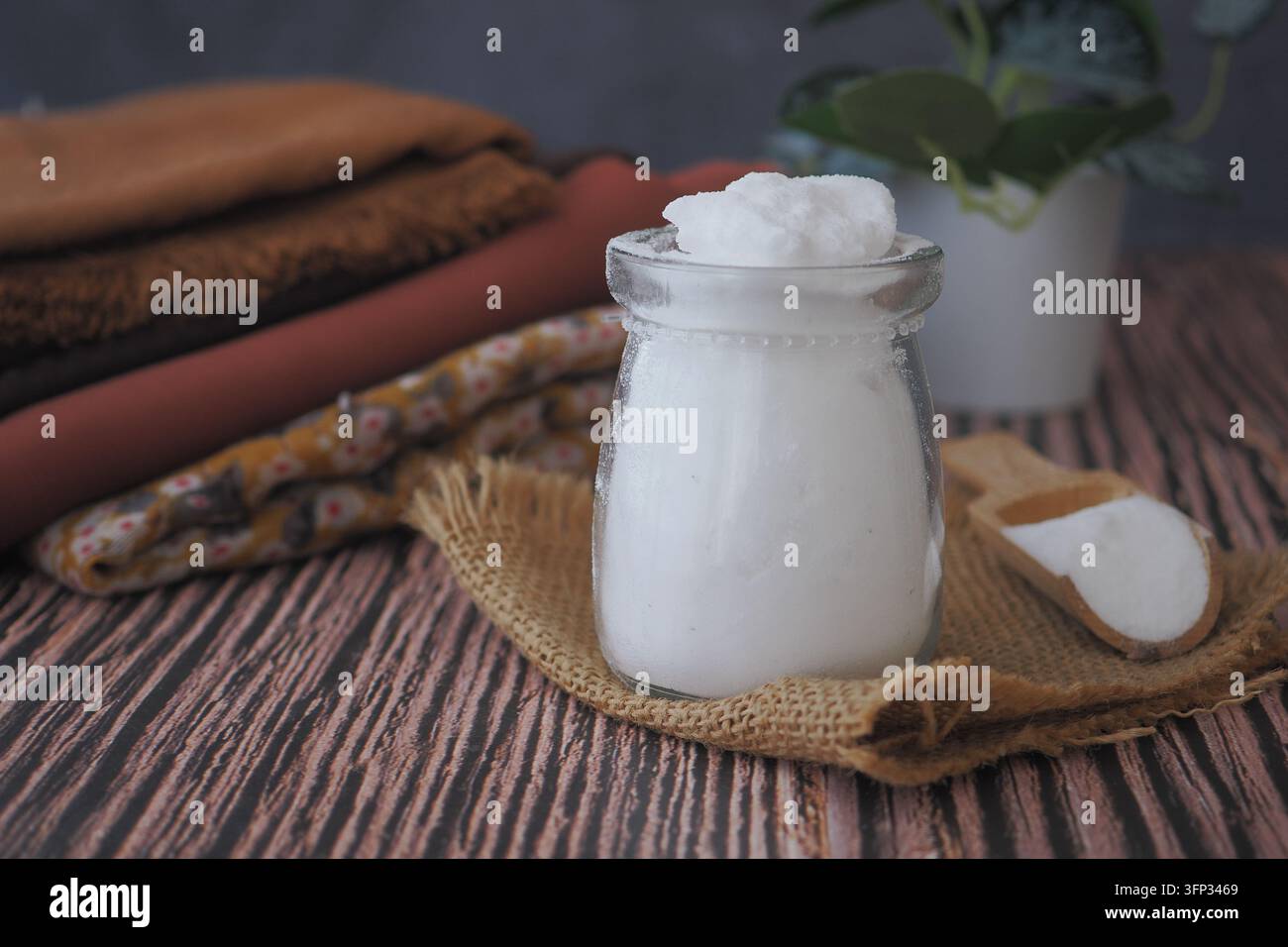 Backpulver in einem Gläser und Tücher im Hintergrund Stockfoto
