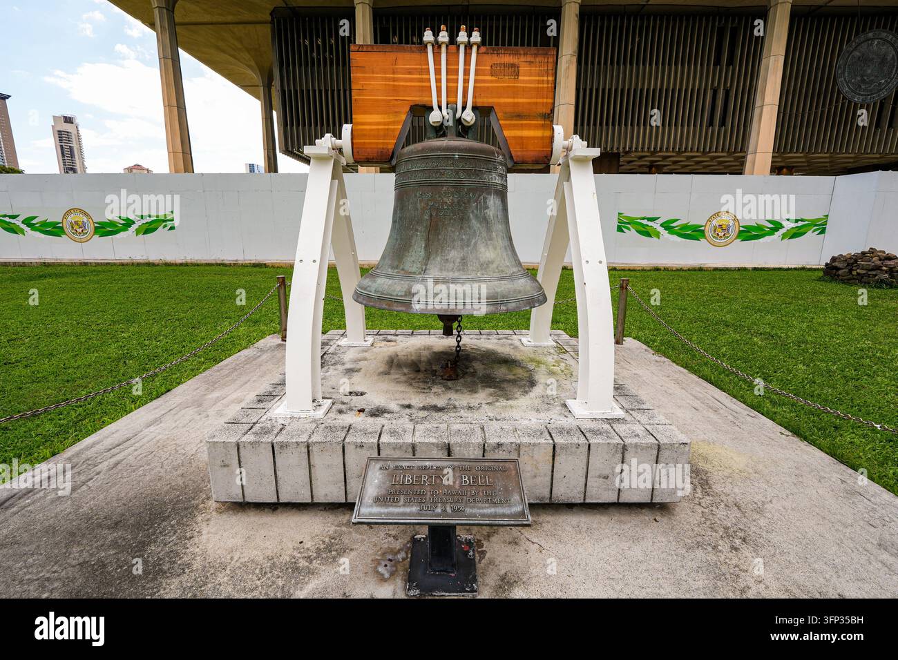 Nachbildung der Liberty Bell auf den Rasenflächen des Hawaii State Capitol in Honolulu Stockfoto
