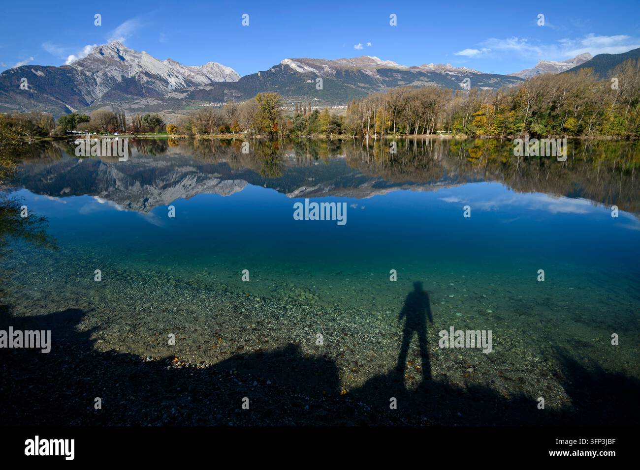 Schatten eines Mannes an einem See im Wallis, Schweiz Stockfoto
