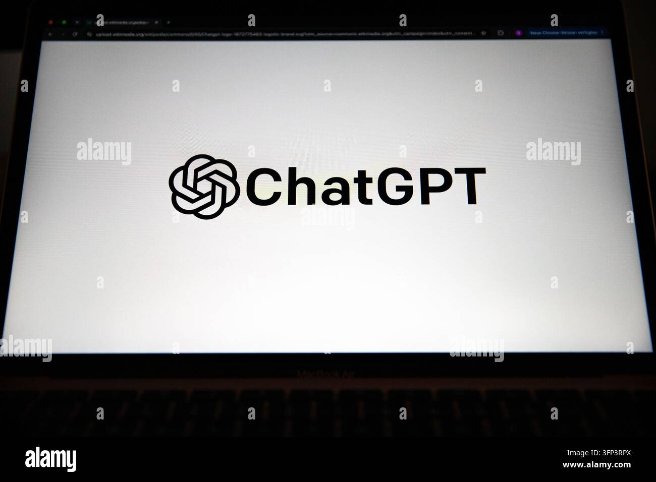 Das ChatGPT-Logo und die Benutzeroberfläche werden auf Apple-Geräten zusammen mit der Flagge der Europäischen Union in Berlin, Deutschland, am Dienstag, dem 6. Oktober 2026, angezeigt. OpenAI kündigte am 5. Oktober an, dass es in den kommenden Wochen für bestimmte ChatGPT- und Codex-Ausgaben in der Europäischen Union unsichtbare Textwasserzeichen einführen wird, als Teil seiner Reaktion auf die Transparenzanforderungen gemäß der EU-KI-Richtlinie. Die Technologie, textGrain genannt, fügt ein statistisches Signal durch die Wortwahl der Modelle ein, anstatt sichtbare Markierungen oder versteckte Zeichen hinzuzufügen. OpenAI sagte, das System sei dazu gedacht, KI-generierten Text maschinell Stockfoto