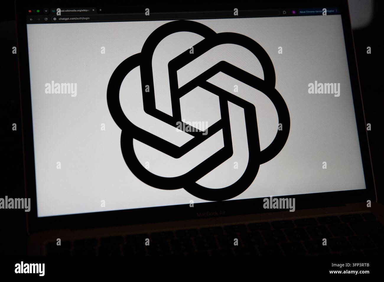 Das ChatGPT-Logo und die Benutzeroberfläche werden auf Apple-Geräten zusammen mit der Flagge der Europäischen Union in Berlin, Deutschland, am Dienstag, dem 6. Oktober 2026, angezeigt. OpenAI kündigte am 5. Oktober an, dass es in den kommenden Wochen für bestimmte ChatGPT- und Codex-Ausgaben in der Europäischen Union unsichtbare Textwasserzeichen einführen wird, als Teil seiner Reaktion auf die Transparenzanforderungen gemäß der EU-KI-Richtlinie. Die Technologie, textGrain genannt, fügt ein statistisches Signal durch die Wortwahl der Modelle ein, anstatt sichtbare Markierungen oder versteckte Zeichen hinzuzufügen. OpenAI sagte, das System sei dazu gedacht, KI-generierten Text maschinell Stockfoto