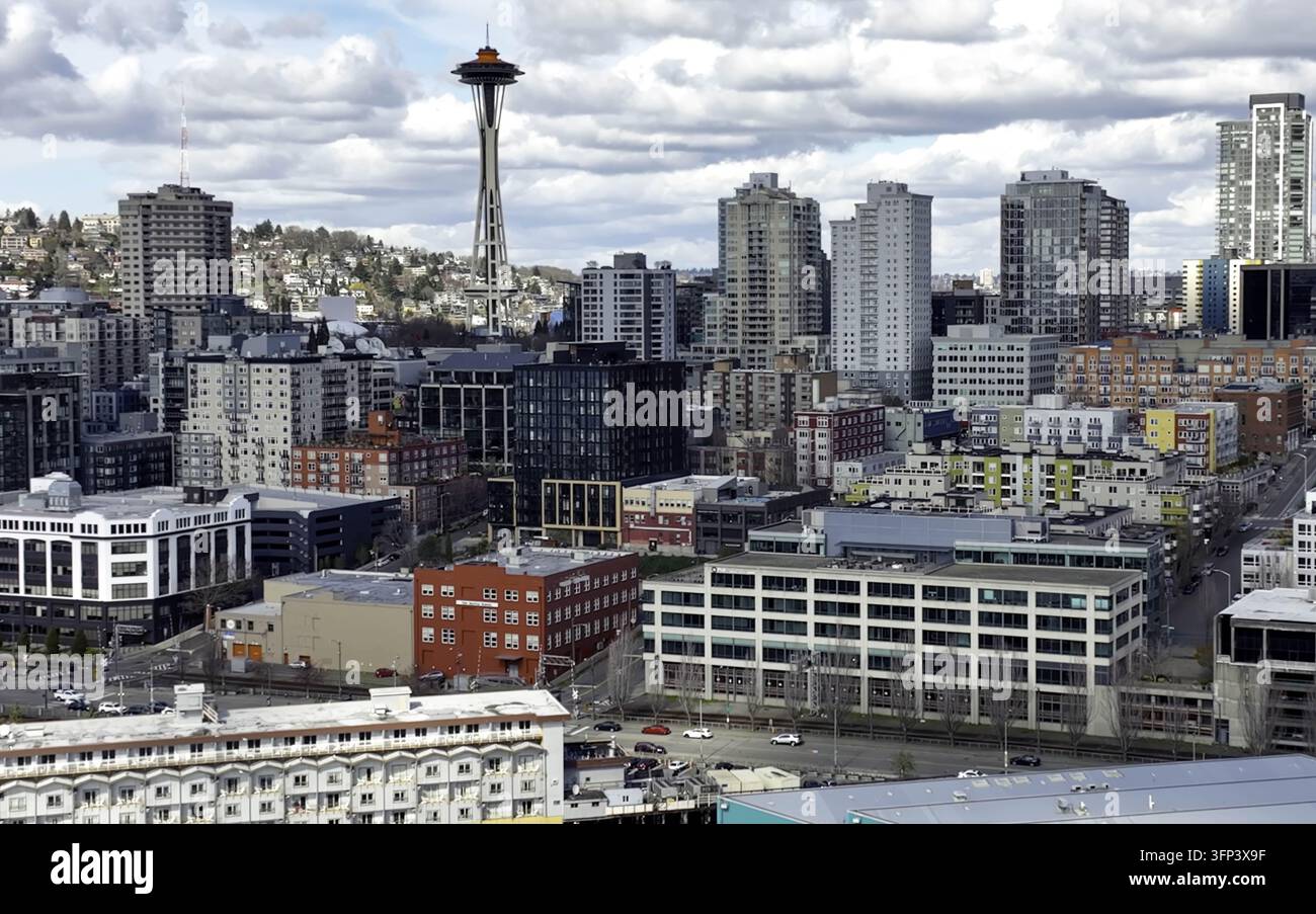 Luftbild des Space Needle, der über der dichten städtischen Skyline, modernen Bürogebäuden und gewerblichen Ufergeschäften in Seattle, WA, aufragt, Un Stockfoto