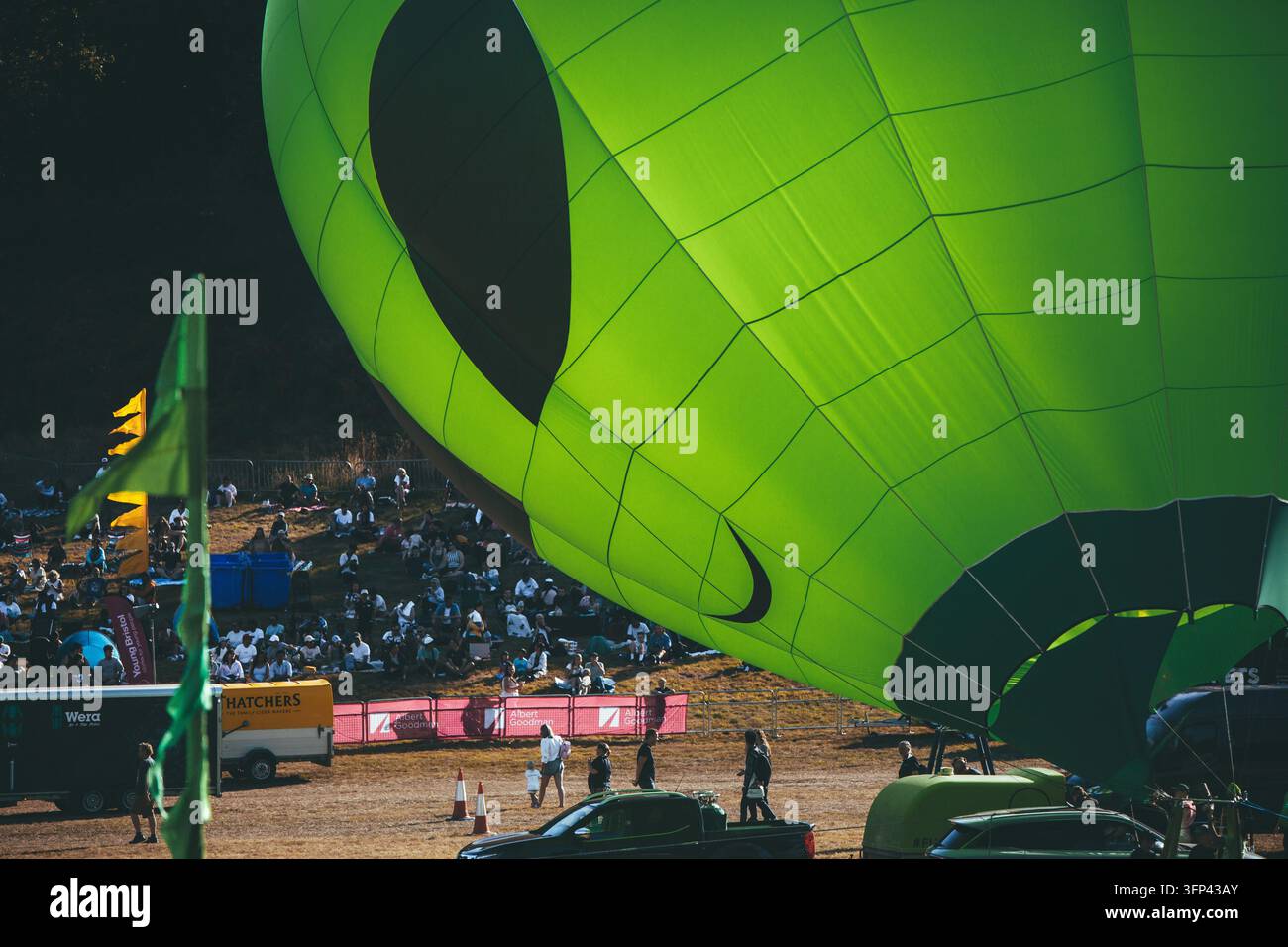 Bristol International Balloon Fiesta, Bristol, 7. August 2026, Vereinigtes Königreich – Nahaufnahme eines lebendigen grünen Alien-Sonderform-Heißluftballons i Stockfoto