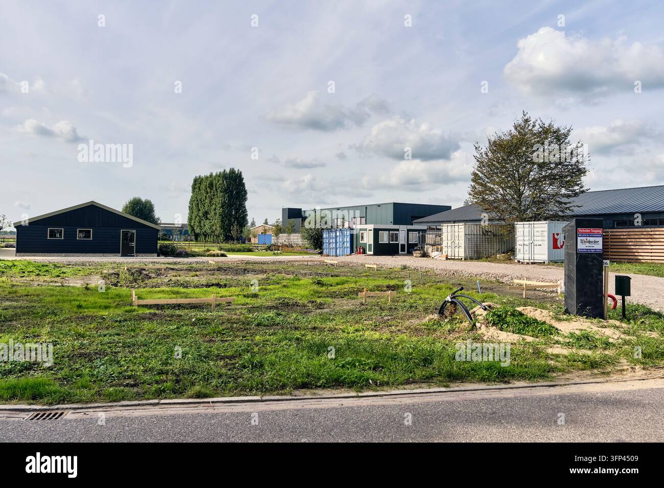 Hoogwoud, Niederlande - 3. Oktober 2026: Baustellenvorbereitung eines Baugrundstücks, das für das Rammen von Pfählen bereit ist, mit provisorischen Unterkünften und Lagerflächen Stockfoto