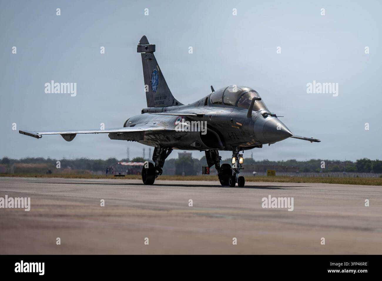 Ein französisches Luft- und Weltraumstreitkräfte-Dassault Rafale B rollt entlang der Fluglinie während Tarang Shakti 26 auf der Luftwaffenstützpunkt Jodhpur, Indien, am 28. September 2026 Stockfoto