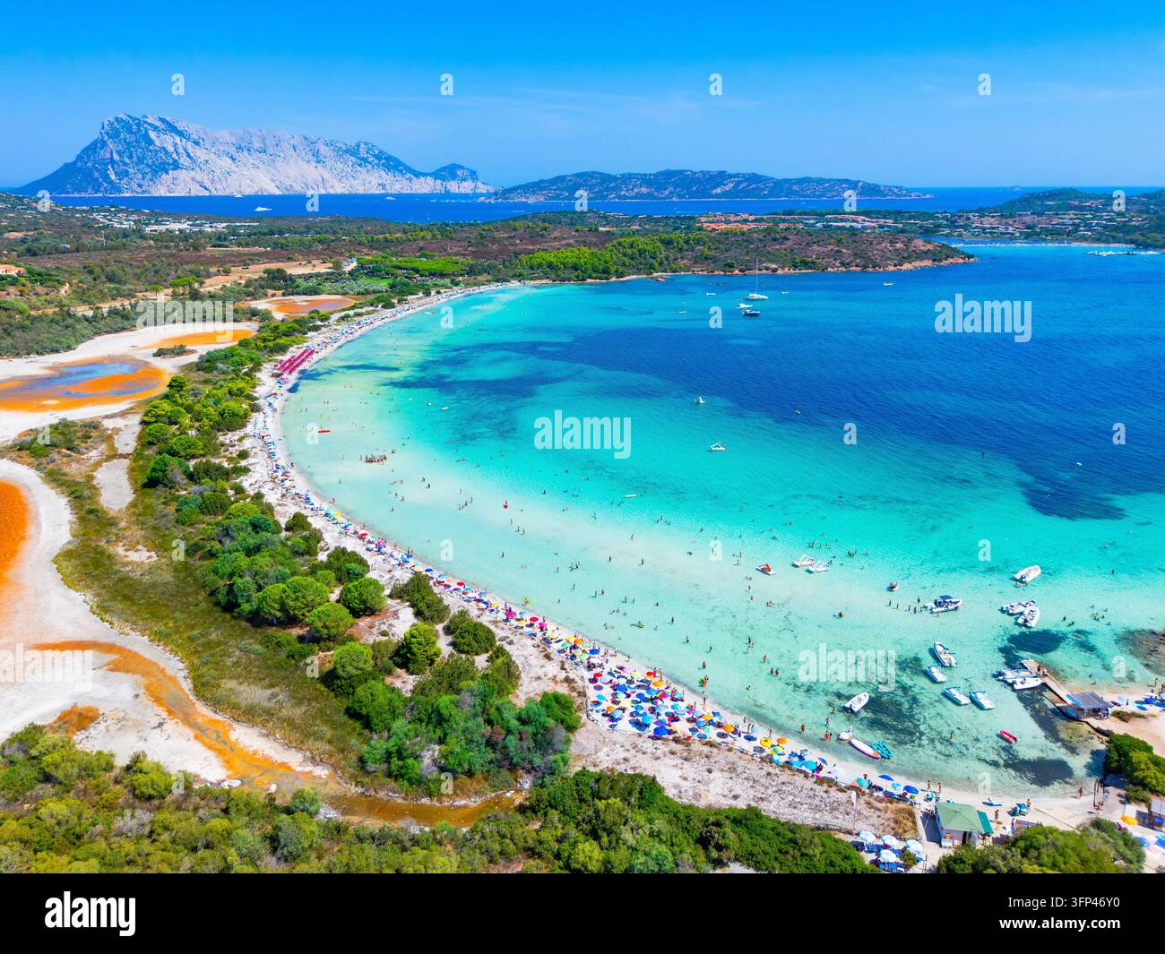 Sardinien, Italien. Luftaufnahme von Cala Brandinchi Beach und dem wunderschönen Meer der Smaragdküste. Stockfoto