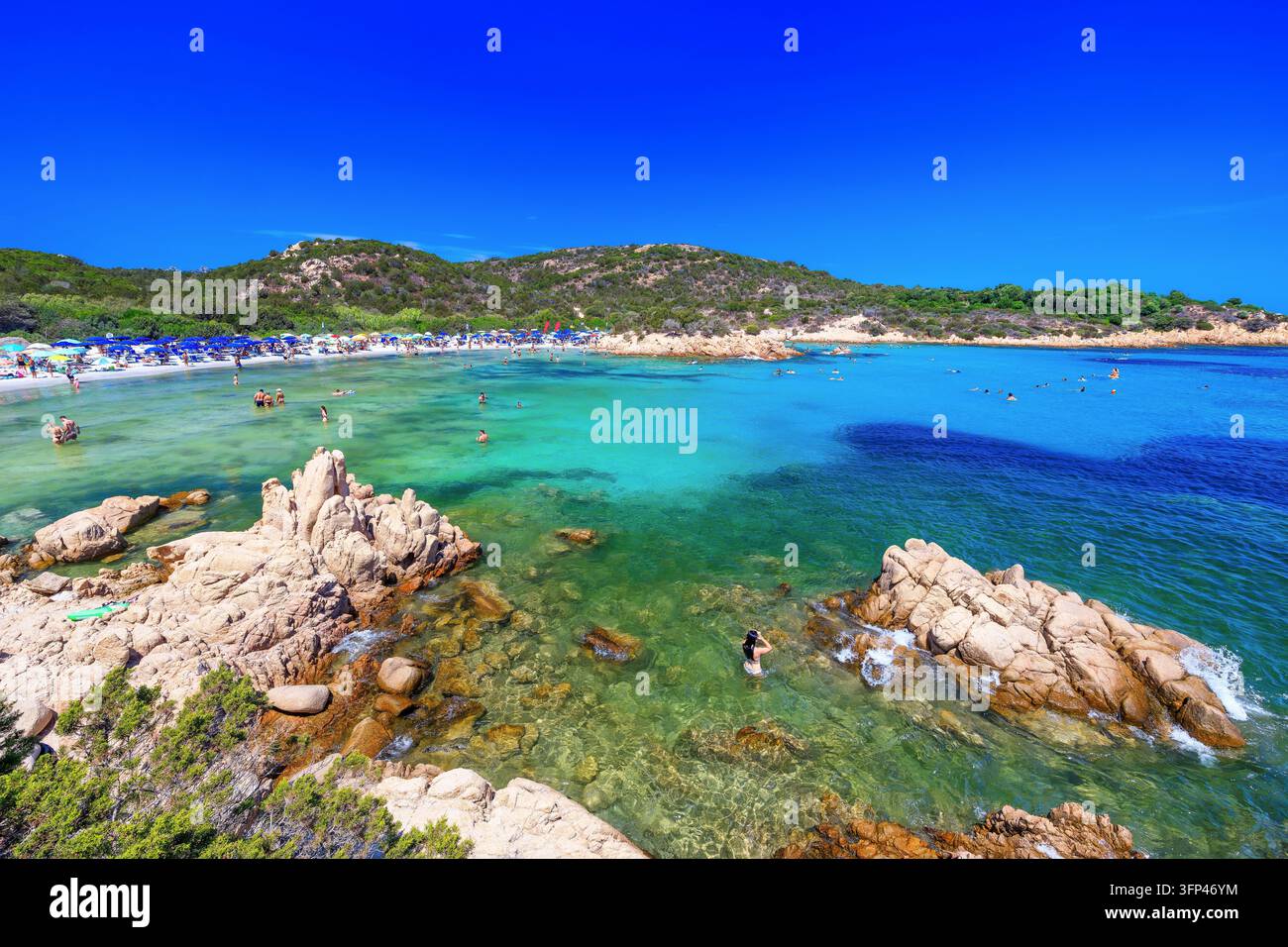 Sardinien, Italien. Prince Beach (Spiaggia del Principe) und das schöne Meer der Smaragdküste. Stockfoto