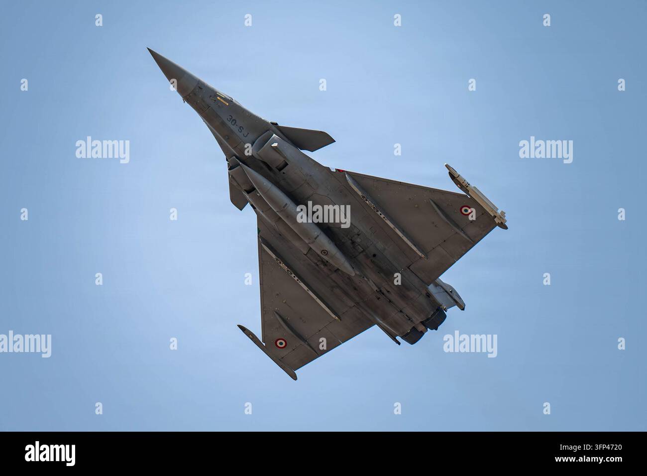 Eine französische Luft- und Weltraumstreitkraft Dassault Rafale B schwebt während Tarang Shakti 26 auf der Luftwaffenbasis Jodhpur, Indien, am 28. September 2026 durch den Himmel. Die Stockfoto