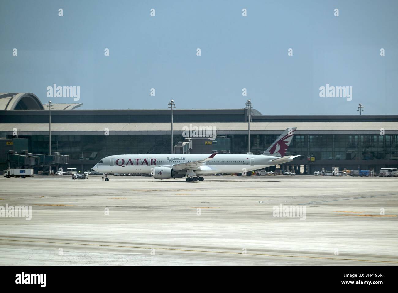 Doha, Katar - Flugzeuge der Qatar Airways-Flotte am Doha International Airport. Qatar Airways wird als 5-Sterne-Fluggesellschaft eingestuft. Stockfoto