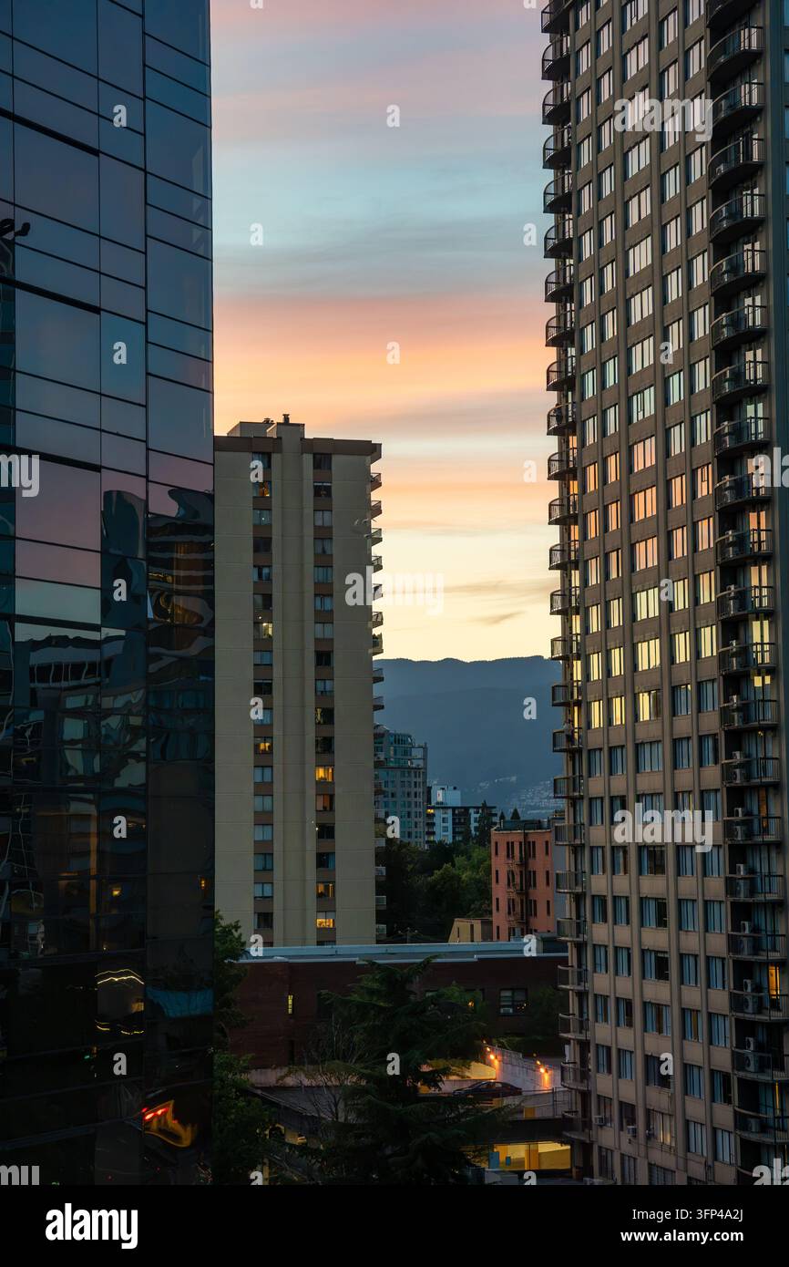 Warmes, goldenes Abendlicht der Sonnenuntergangsstunde auf einigen der Hochhaus-Glastürme in Vancouver, British Columbia BC, Kanada Stockfoto