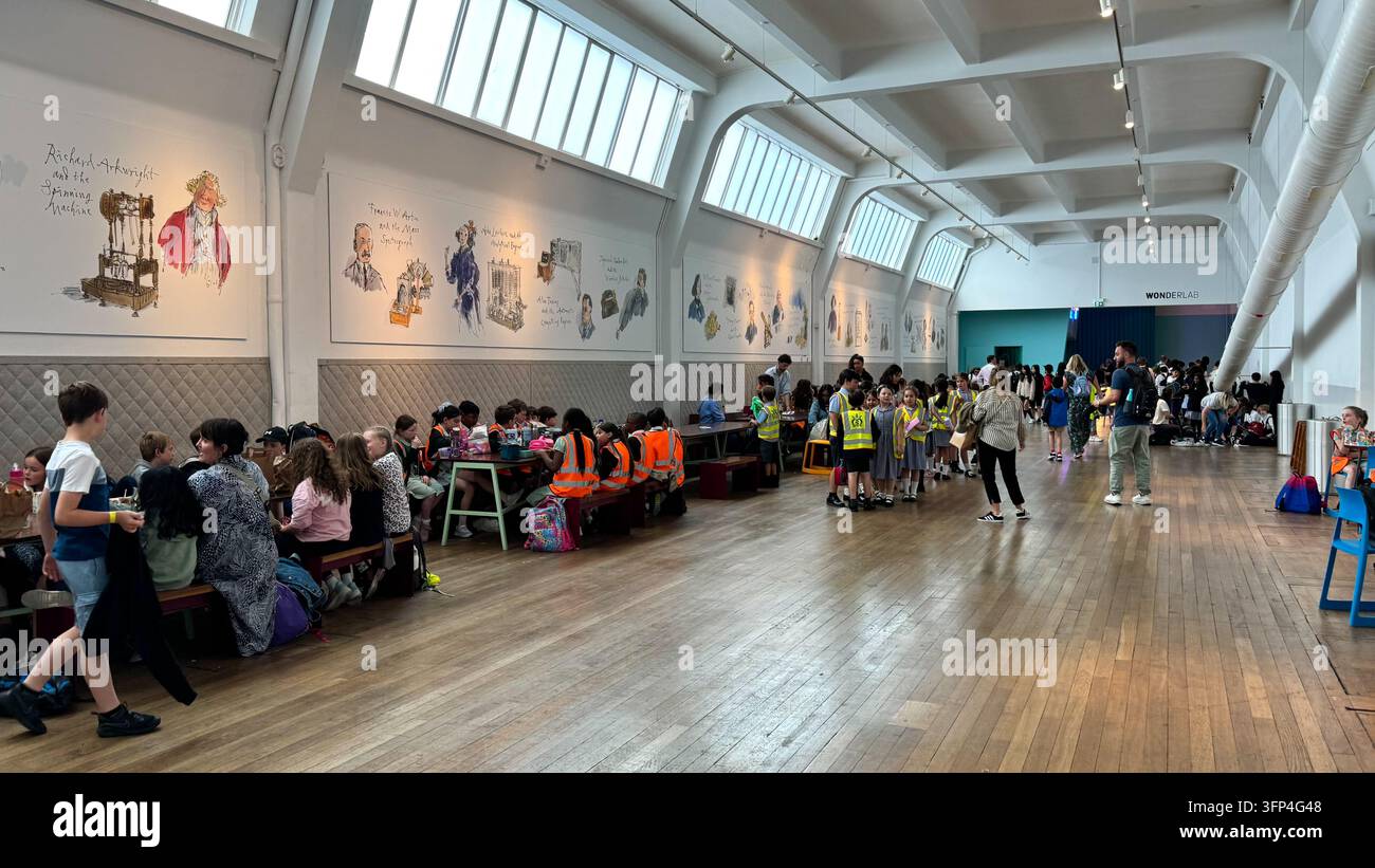 Kinder und Schulgruppen erkunden interaktive Wissenschaftsausstellungen in der Wonderlab-Galerie im Wissenschaftsmuseum, London, England. Stockfoto
