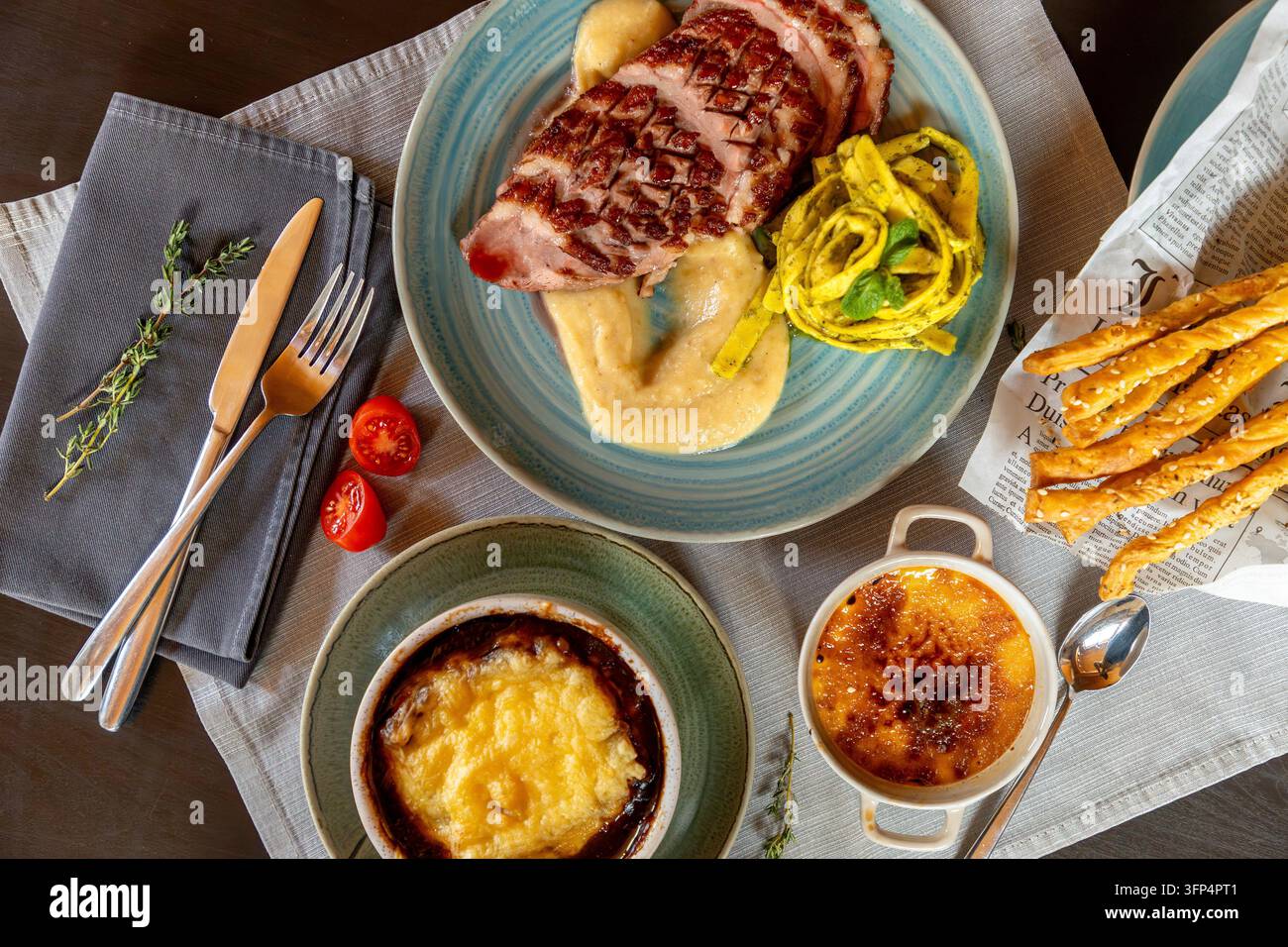 Gut gedeckter Restauranttisch mit französischen Gerichten Stockfoto