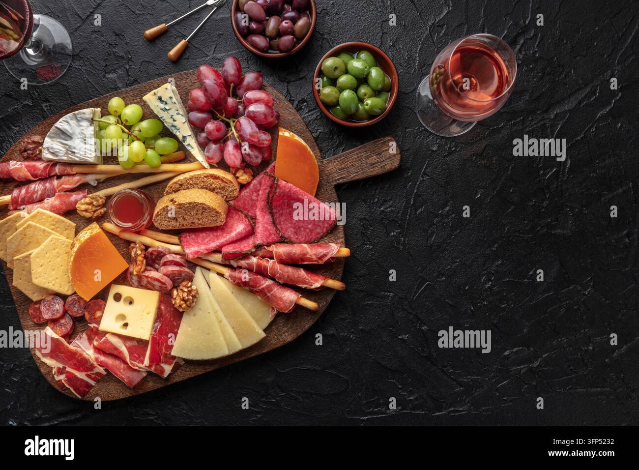 Antipasti oder Tapas. Wurst- und Käsebrett mit Wein, Flachbild-Lay-Shot mit einem Platz für Text Stockfoto
