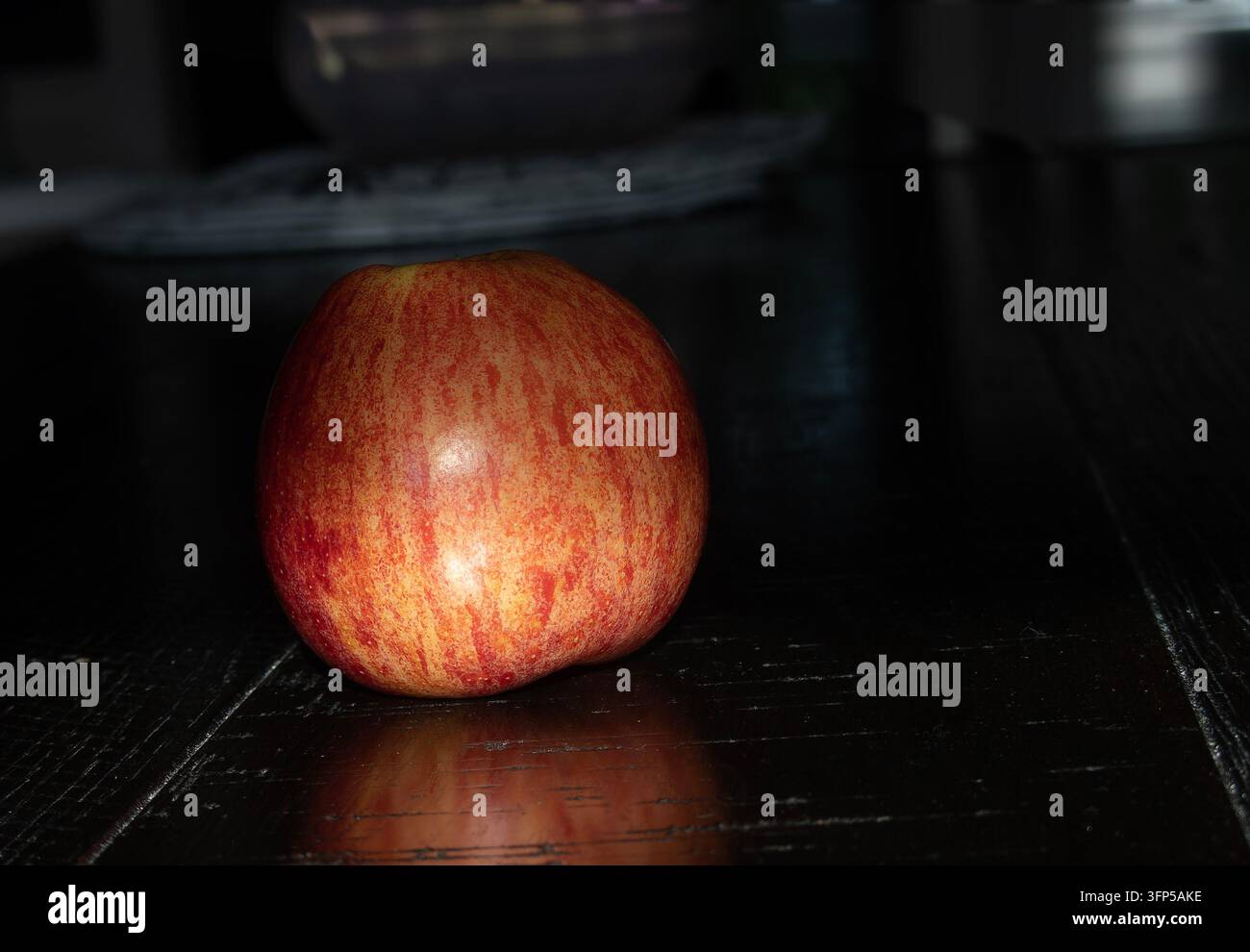 Eine gestreifte rote Apfelsorte, die optische Merkmale mit einem Gala-Apfel teilt. Stockfoto