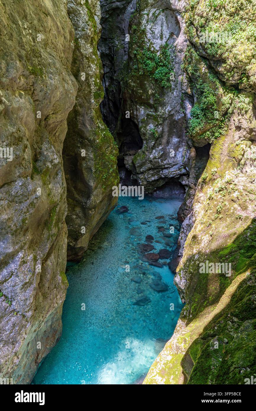 Ein atemberaubender Blick aus der Vogelperspektive fängt das ruhige türkisfarbene Wasser ein, das durch zerklüftete Canyonwände fließt und Ruhe und unberührte natürliche Schönheit in S weckt Stockfoto