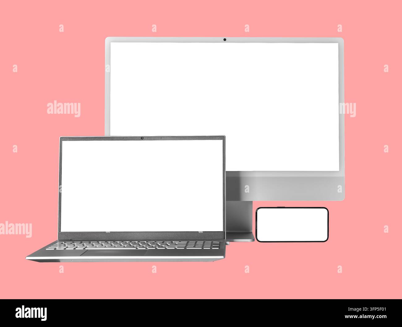 Vorlage für mehrere Geräte mit Desktop-PC, Laptop und horizontalem Smartphone-Mockup. Modernes elektronisches Hardware-Setup mit leeren Bildschirmen auf rosa Hintergrund Stockfoto