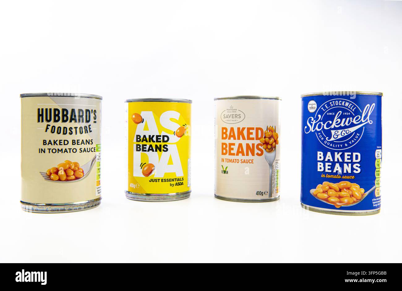 Günstige Baked Beans-Marken von Tesco, Morrisons, Sainsburys und Asda auf weißem Hintergrund Stockfoto