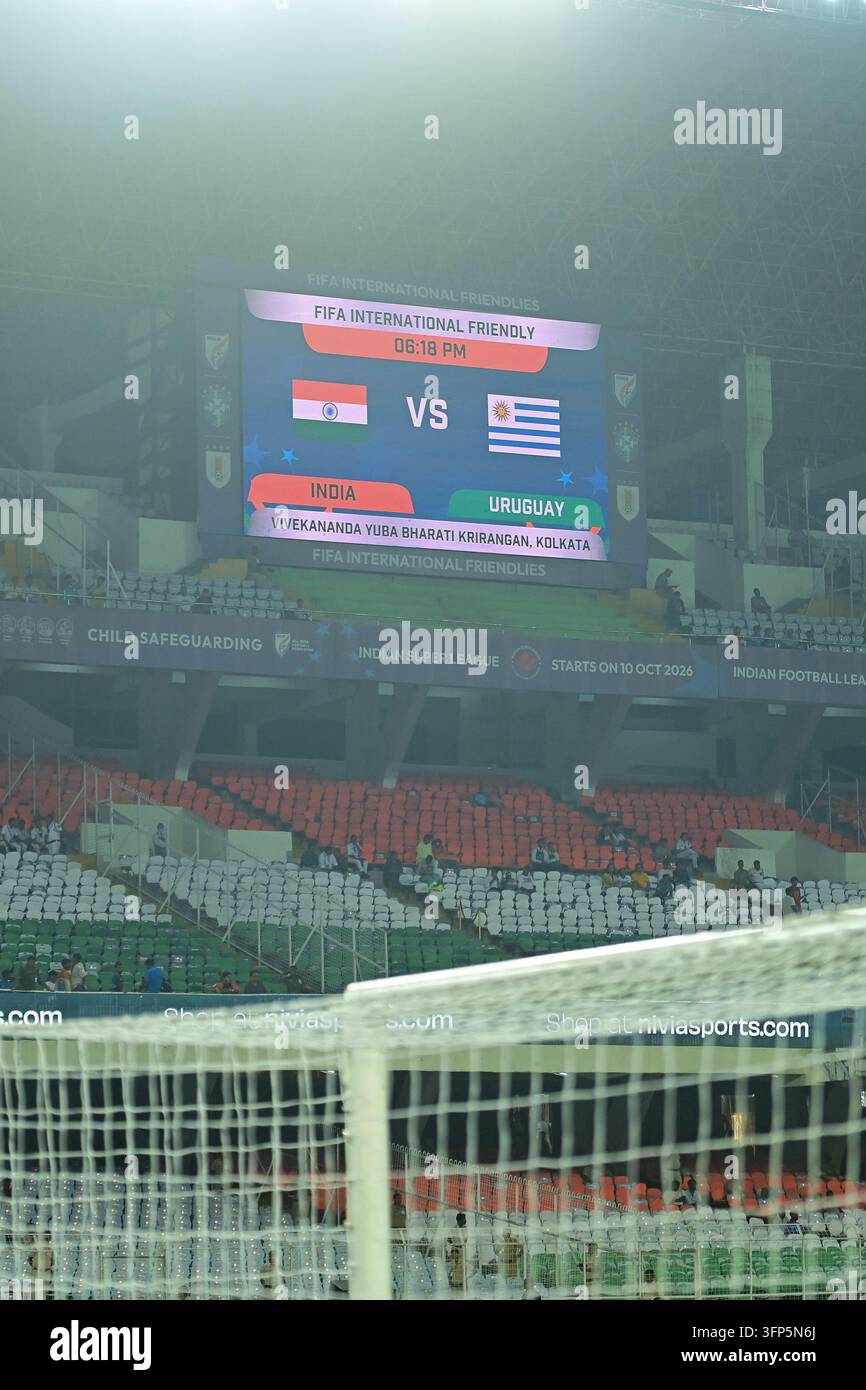 Internationales Freundschaftsspiel Indien gegen Uruguay, FIFA-Freundschaftsspiel, Kalkutta, Indien, 6. Oktober 2026. Indien in orangefarbenem Trikot, Uruguay in hell Stockfoto
