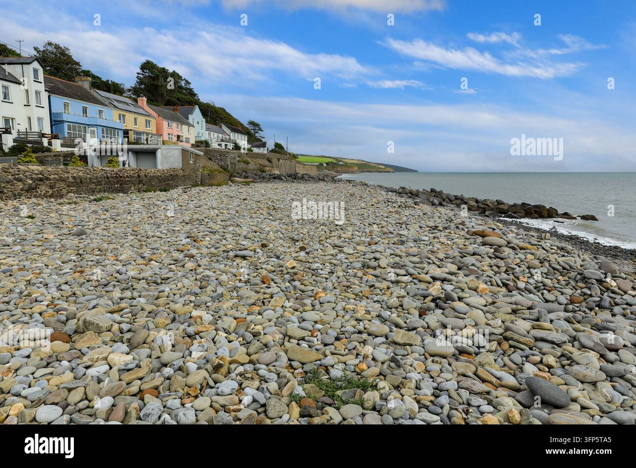 Der Kiesstrandvorsprung in Amroth, Pembrokeshire, Wales, UK Stockfoto