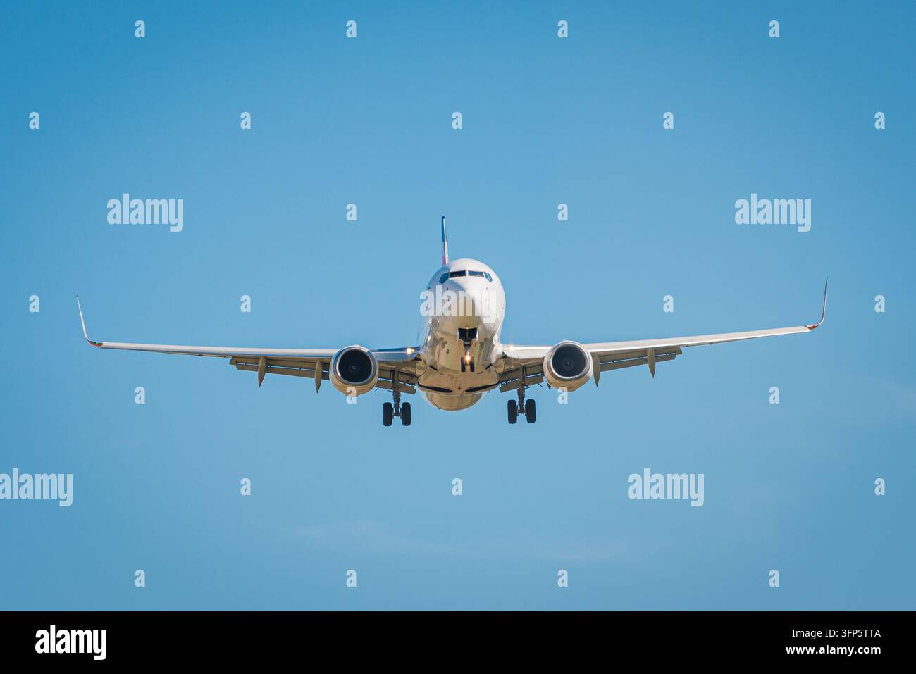 Ostrava, Tschechische Republik - 19. Sep 2026: Boeing-737-Passagierflugzeug im Endanflug mit eingeschalteten Landelichtern und ausgefahrenem Fahrwerk gesehen Stockfoto