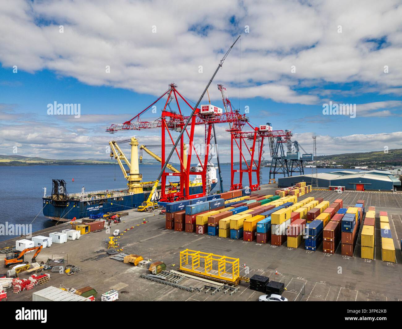 Neue Kräne im Bau, von örtlichen Schulen als Craner Swift und U-Crane Bolt bezeichnet Stockfoto