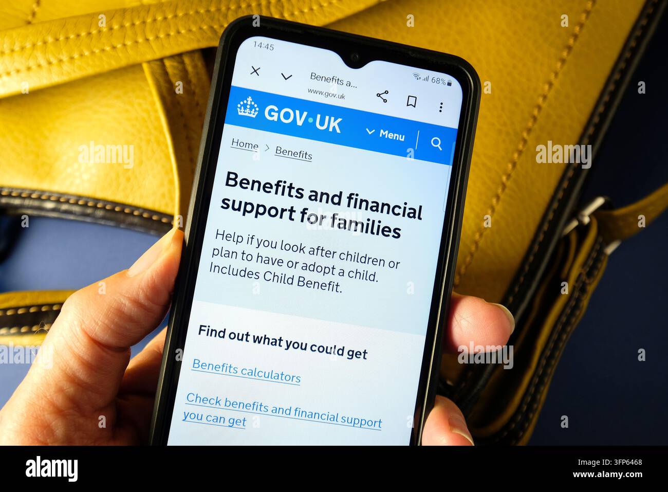 gov.uk Leistungen und finanzielle Unterstützung für Familien auf einem Mobiltelefonbildschirm Stockfoto