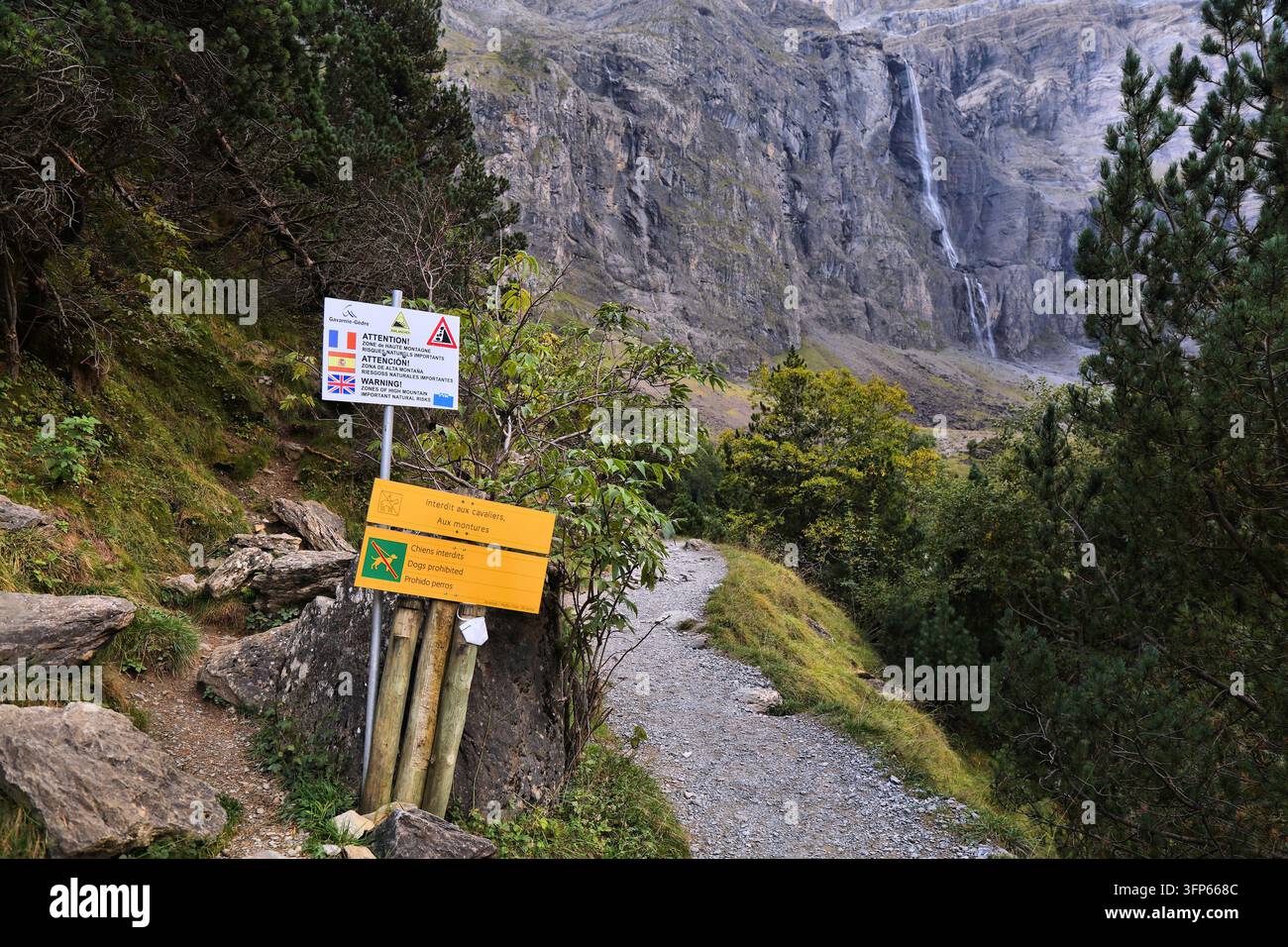GAVARNIE, FRANKREICH - 27. SEPTEMBER 2021: Warnschild und Hunde verboten, Reiten verboten Schild im Bergpfad des Cirque de Gavarnie in den Pyrenäen Stockfoto
