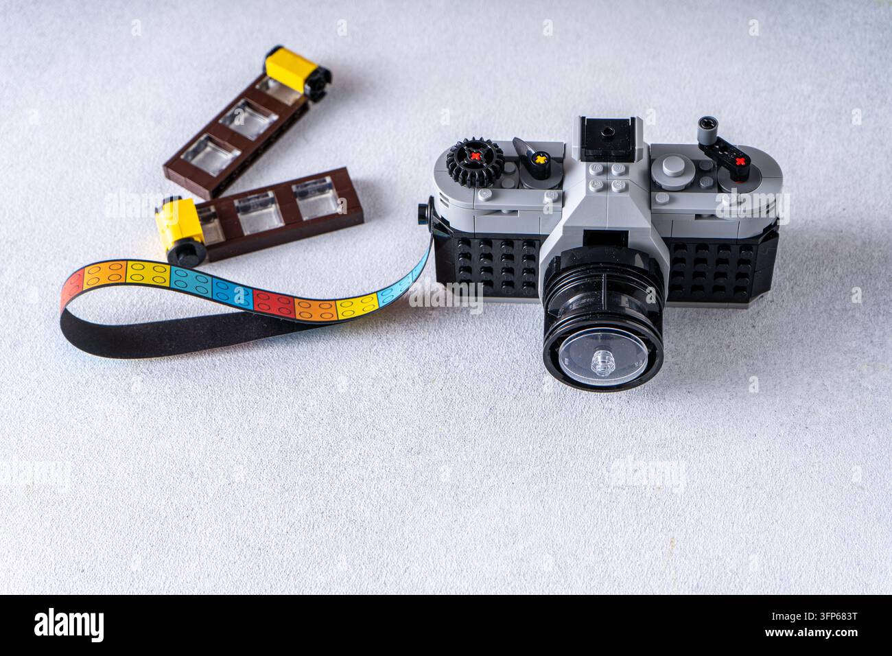 Lego-Spielzeugbaustein-Retro-Fotokamera-Modell mit Filmrolle und Folien. Kiew, Ukraine – 8. Januar 2026 Stockfoto