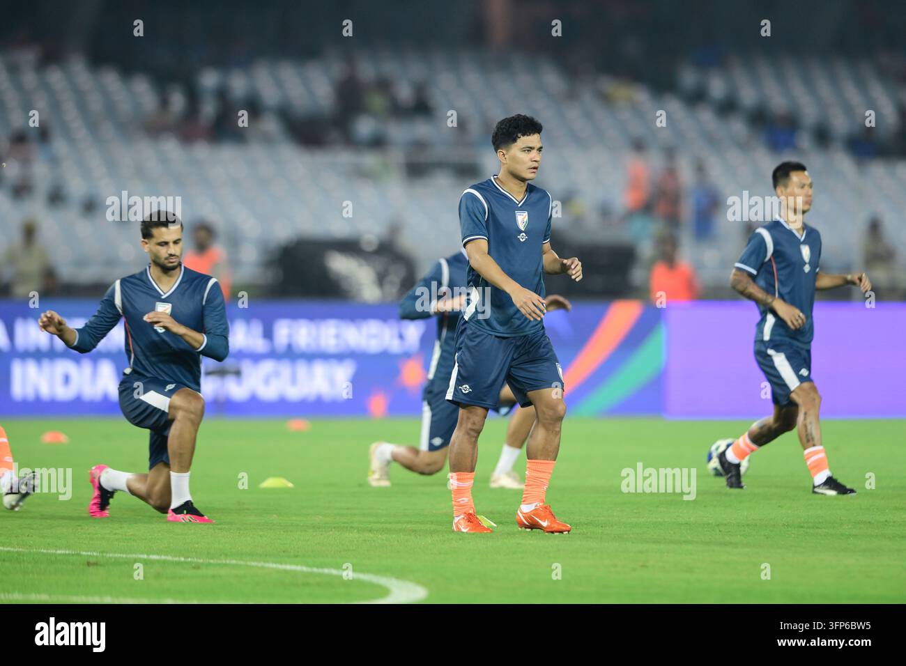 Internationales Freundschaftsspiel Indien gegen Uruguay, FIFA-Freundschaftsspiel, Kalkutta, Indien, 6. Oktober 2026. Indien in orangefarbenem Trikot, Uruguay in hell Stockfoto